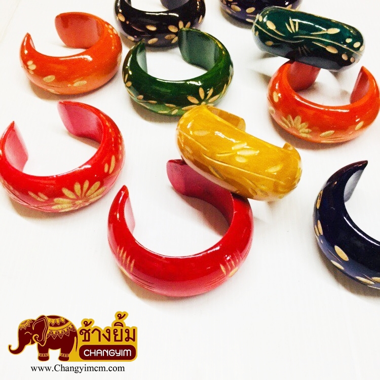 กำไลไม้แกะลาย ( คละสี )