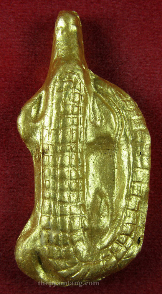จรเข้อาคม(4) พระอาจารย์สุนทร วัดท่าเจริญ สุพรรณบุรี (ขนาด 2.5x5.5 cm) (เนื้อดินเผา ทาทอง)