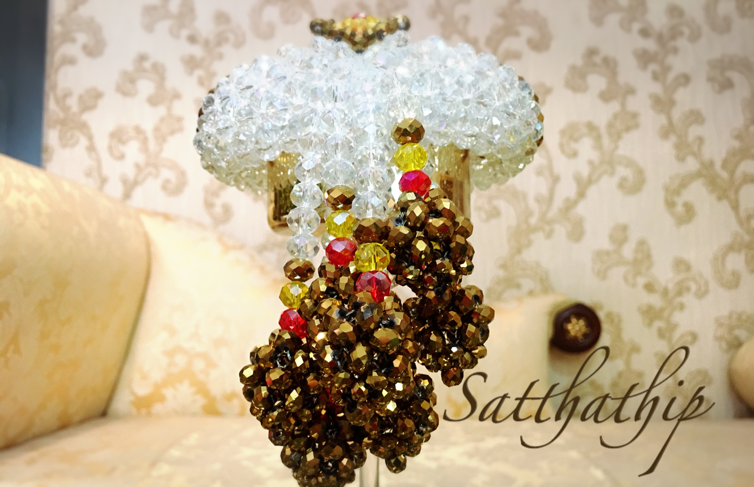 พวงมาลัยคริสตัล สีน้ำตาลทอง - Crystal Garland