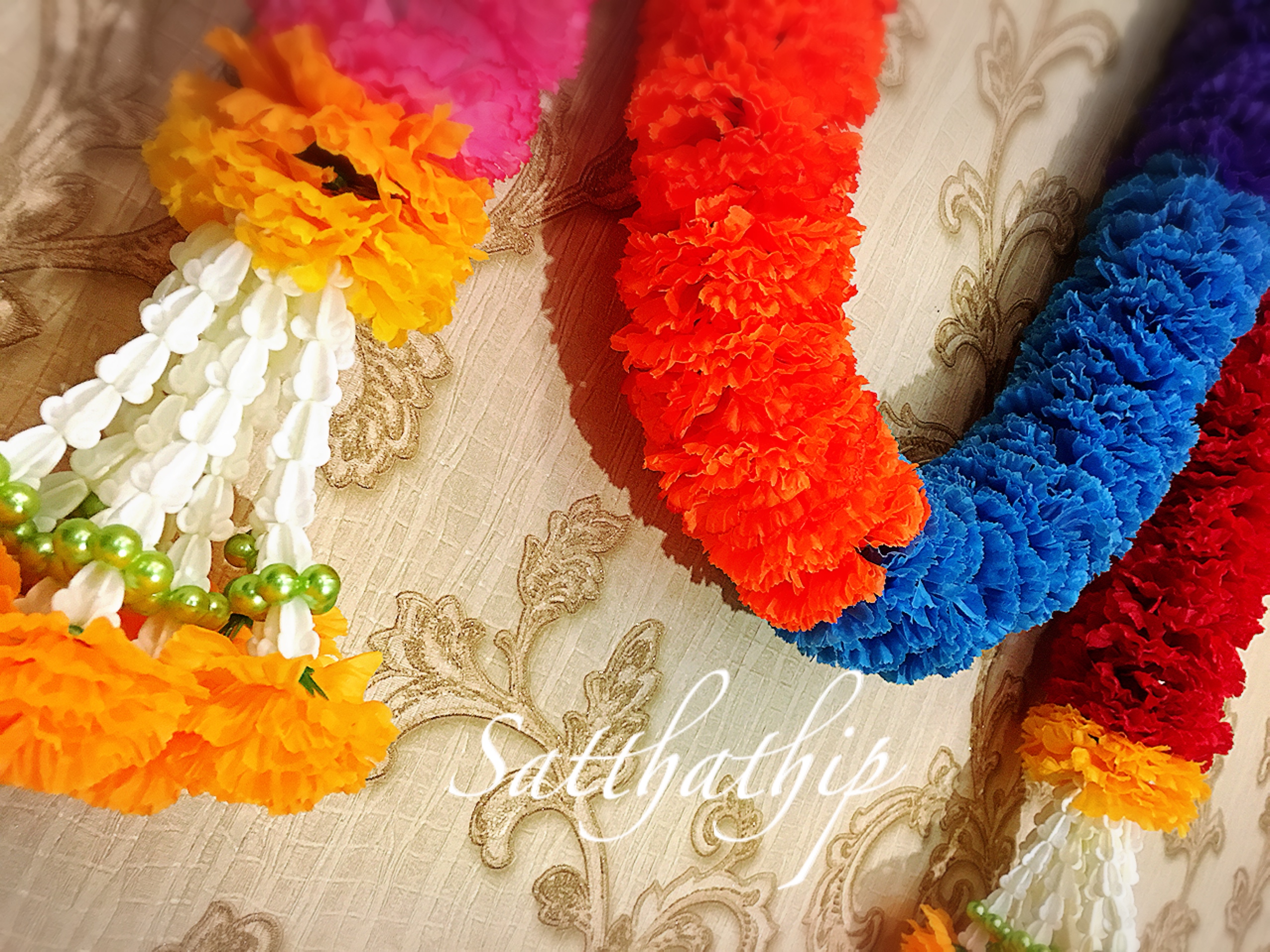 พวงมาลัยเจ็ดสีเจ็ดศอก/พวงมาลัยผ้าสองชาย [แบบตัดก้านดอก ร้อยแน่น 450 บาท/เมตร]