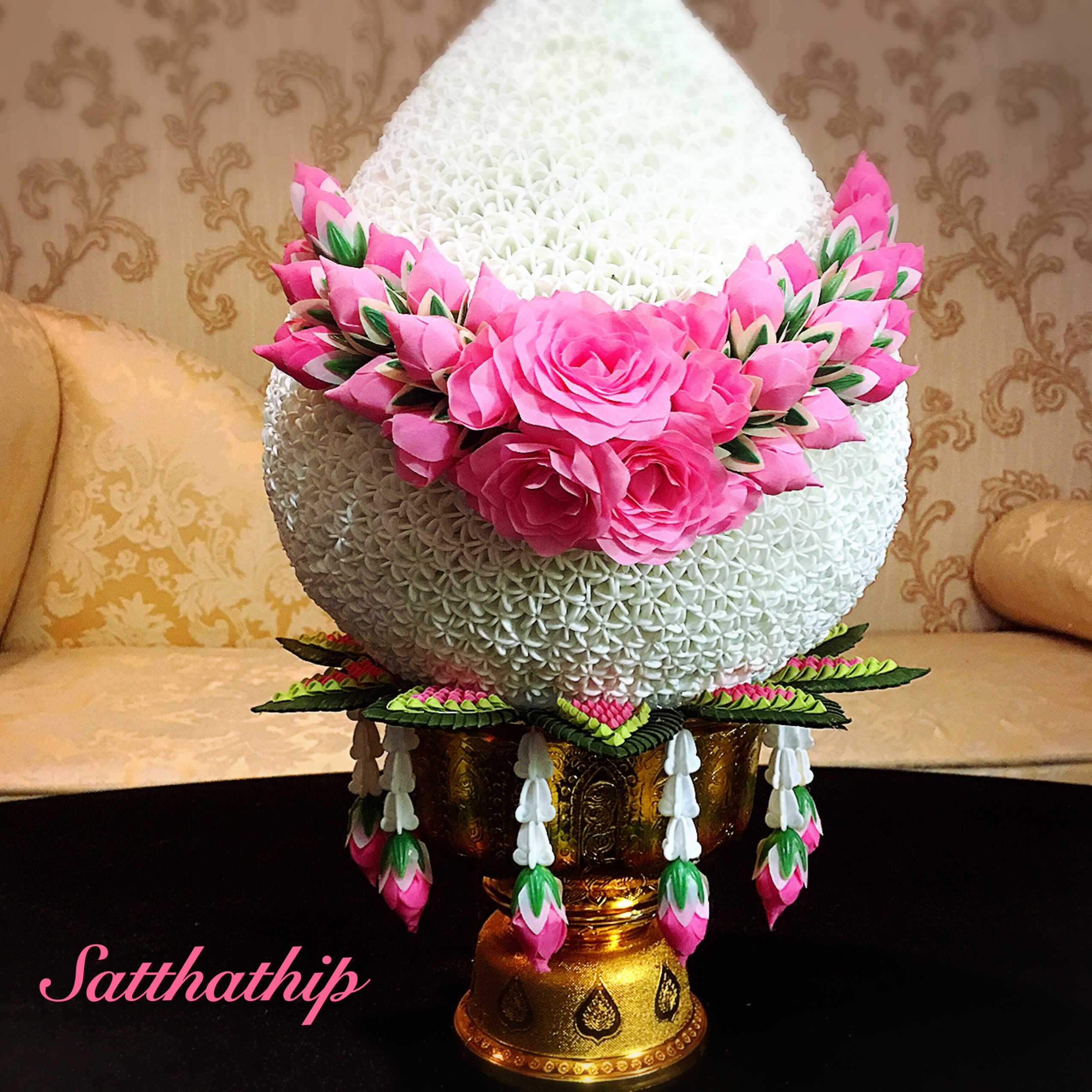 พานพุ่มดอกรัก/พานพุ่มดอกรักประดิษฐ์ (พลาสติก) ประดับช่อเอื้อง และยอดกลีบกุหลาบผ้า - Phan bush