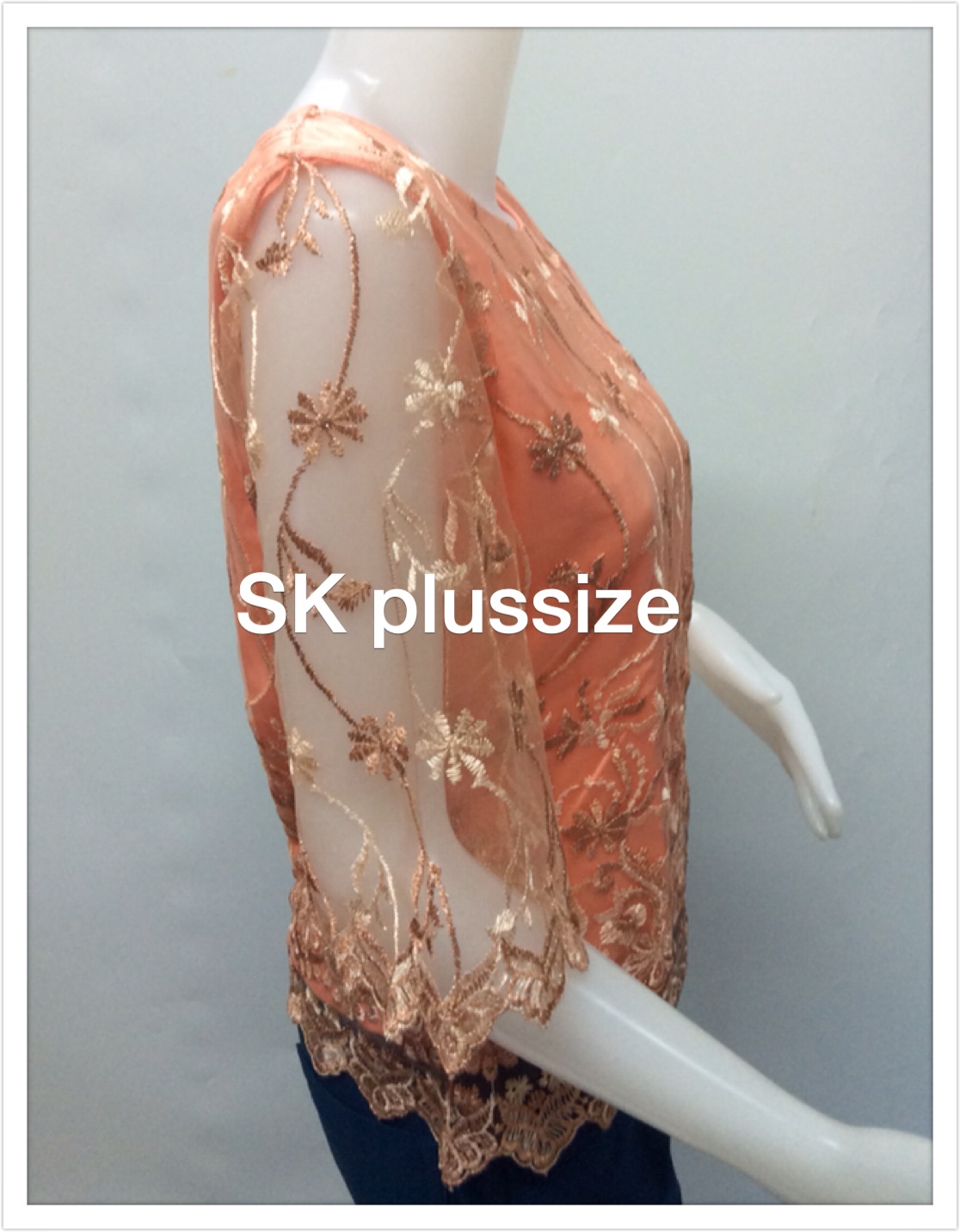เสื้อลูกไม้บุหงา สีส้ม คอปาด แขน 3 ส่วน รอบอก 36 นิ้ว