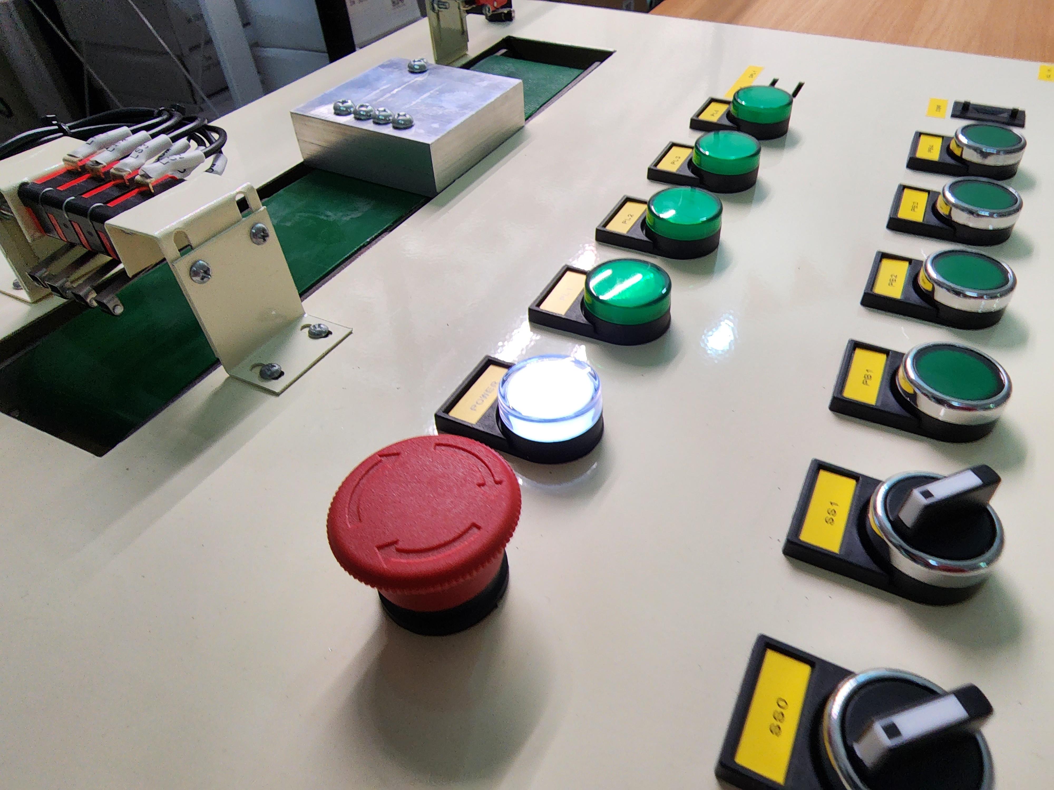 ชุดฝึกอบรม PLC พร้อม ชุด Conveyor สำหรับการจำลองการทำงานเครื่องจักร