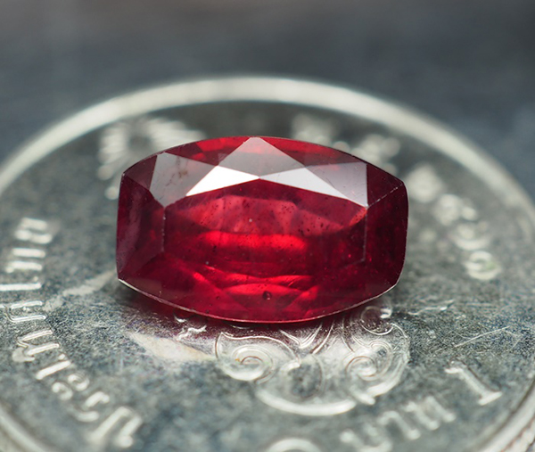 พลอยทับทิม (Ruby) 1.85 กะรัตสีแดงเข้ม