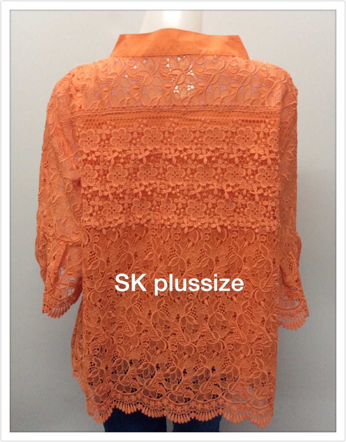 เสื้อลูกไม้ สีส้ม คอตั้ง แขนระบาย รอบอก 46 นิ้ว