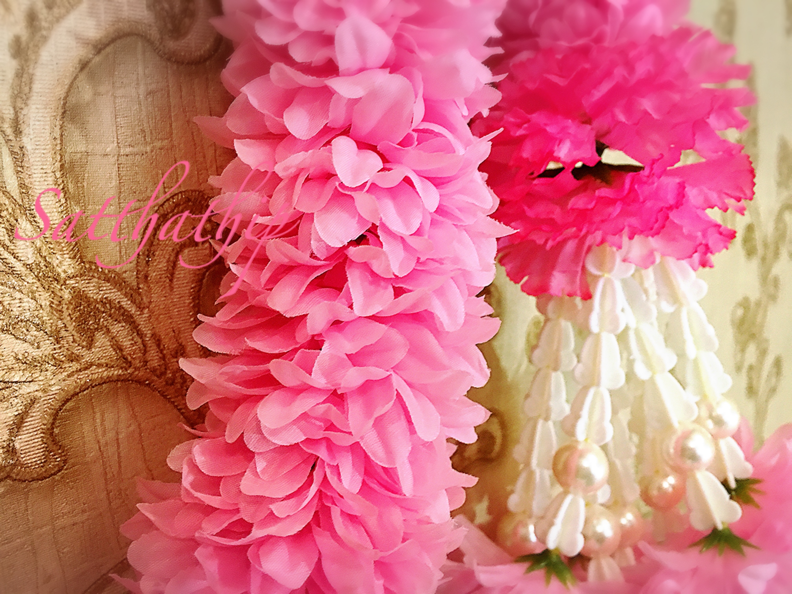 พวงมาลัยผ้าสองชาย [แบบตัดก้านดอก ร้อยแน่น 450 บาท/เมตร]