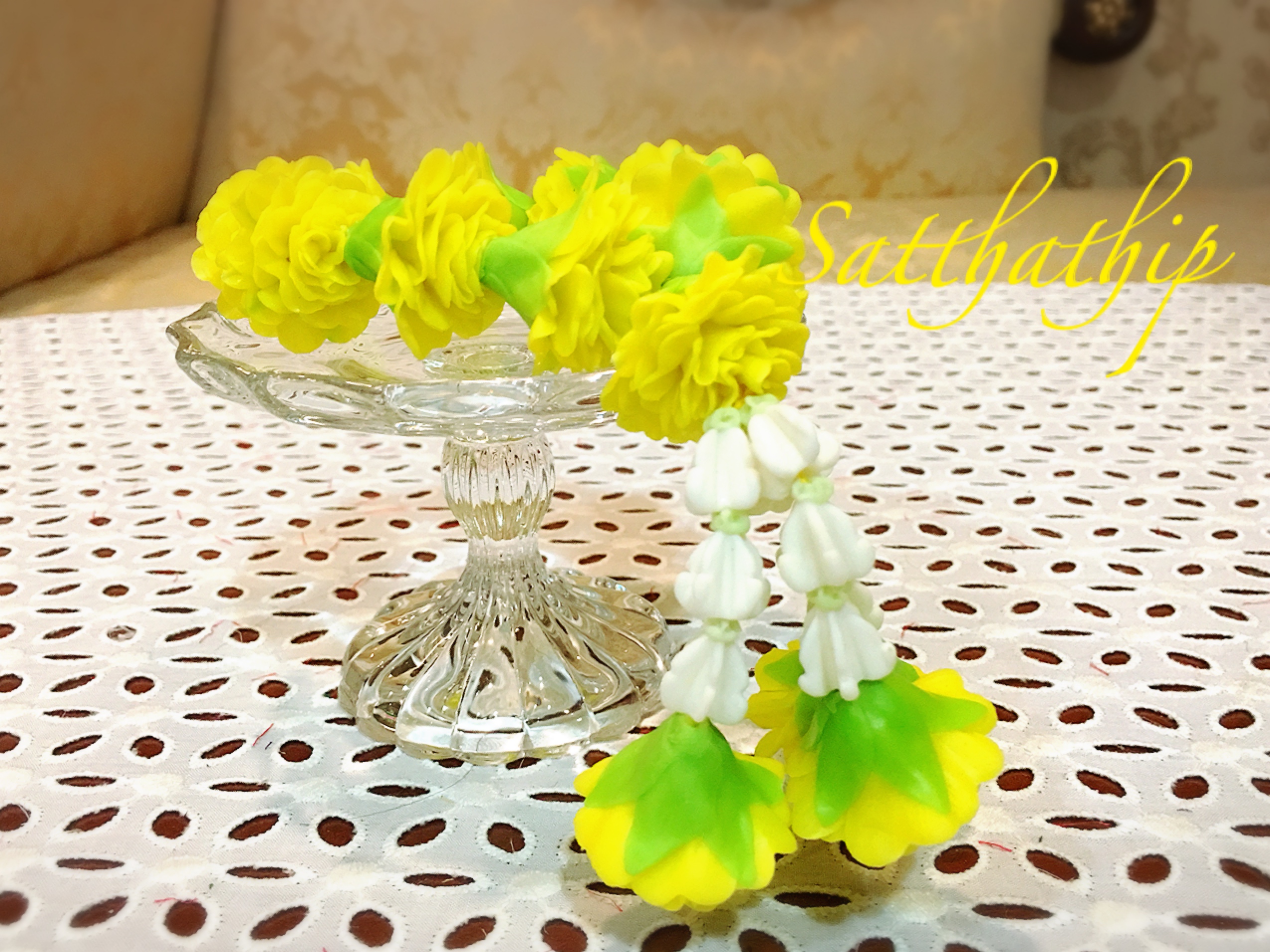 ชุดพวงมาลัยดอกดาวเรือง ประดิษฐ์จากดิน พร้อมพานแก้ว - Marigold garland - Marigold mala