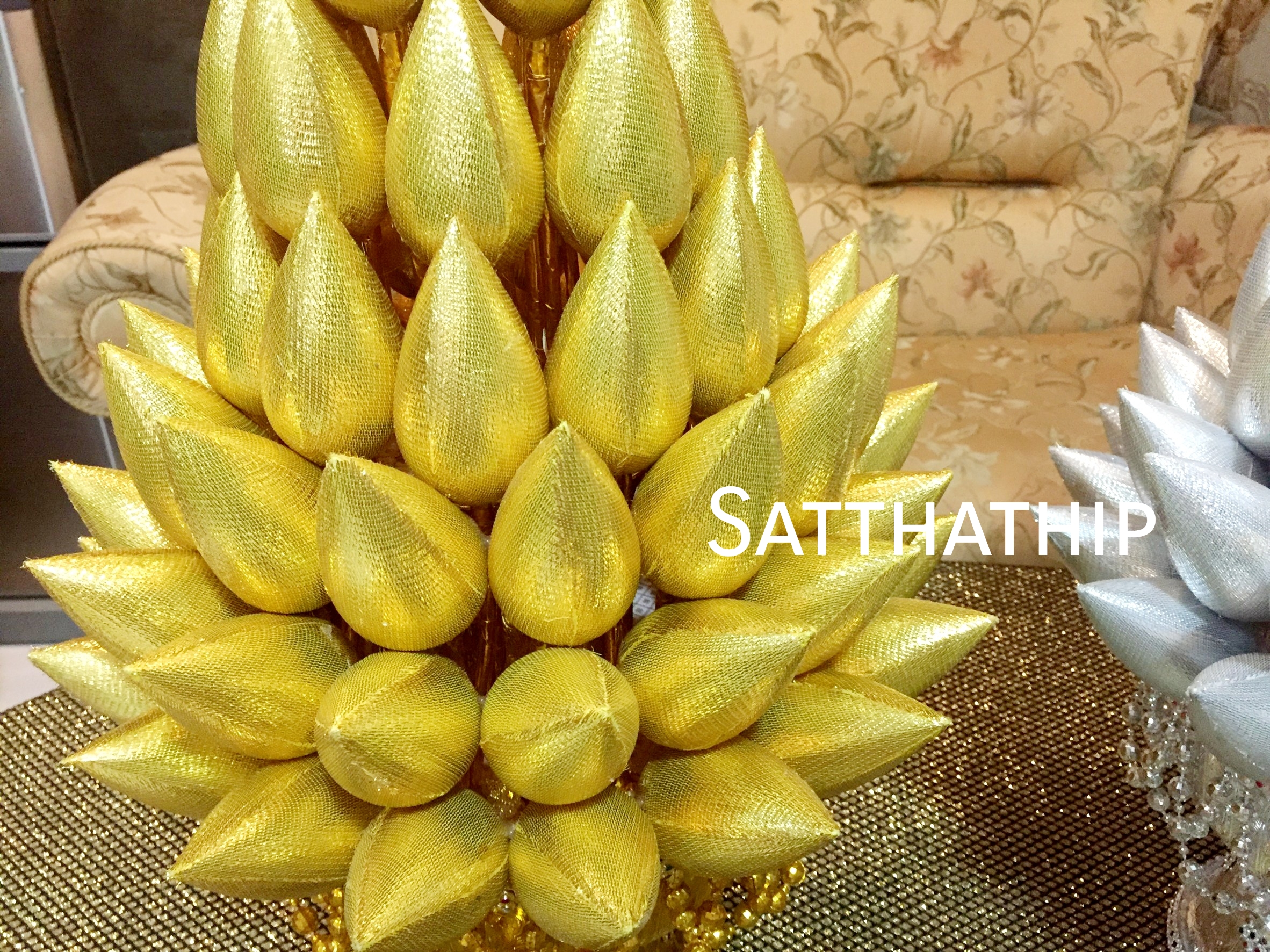 พานพุ่มดอกบัวเงินทอง