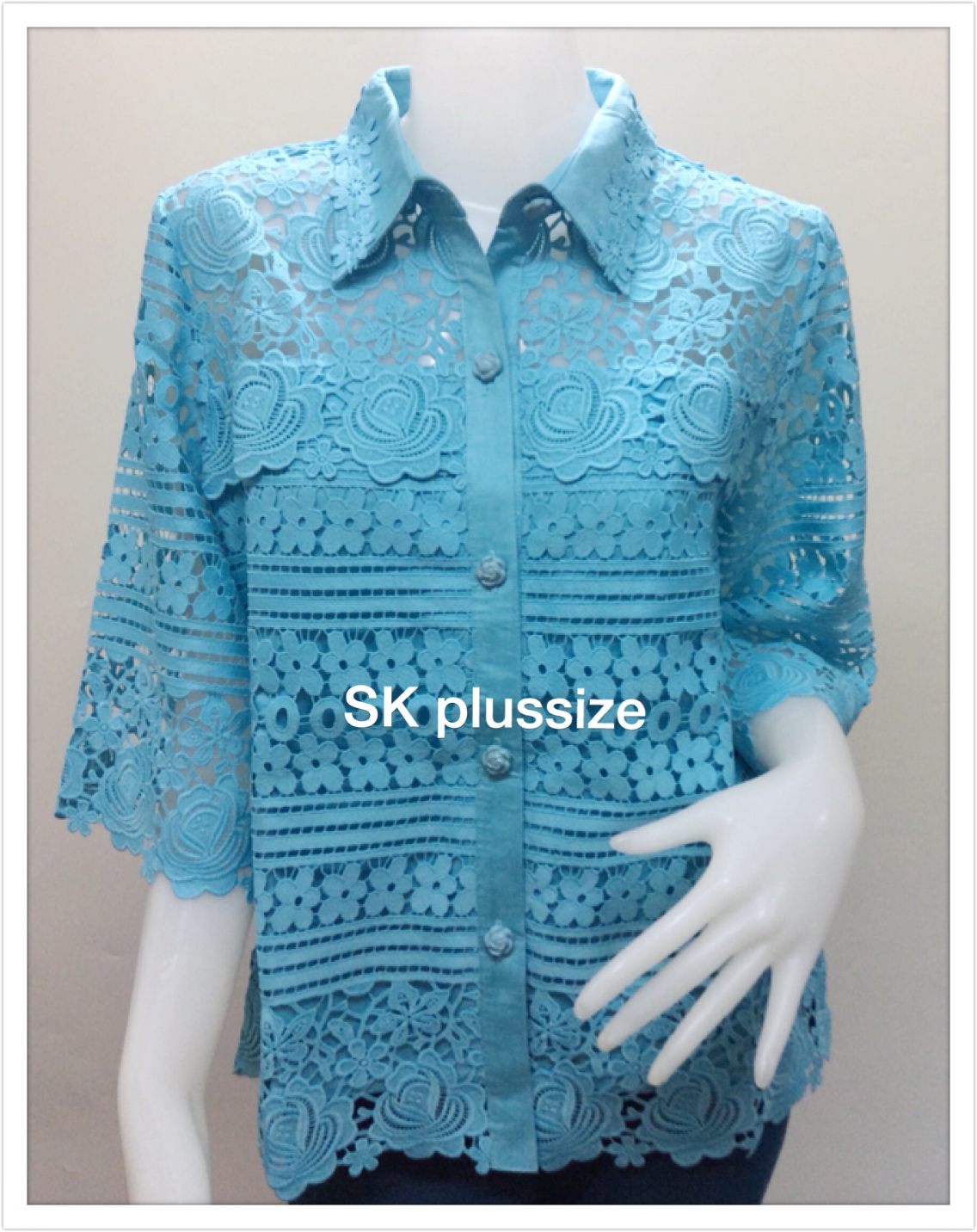 เสื้อเชิ้ตลูกไม้ สีฟ้า แขน 3 ส่วน รอบอก 38 นิ้ว