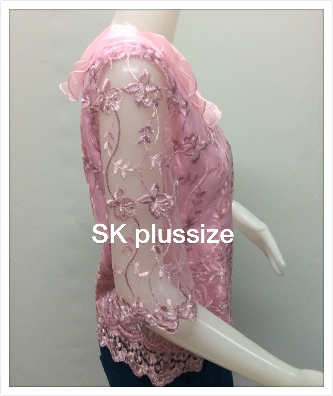 เสื้อลูกไม้บุหงา ปกผ้าแก้วซ้อน สีชมพูอ่อน รอบอก 36 นิ้ว