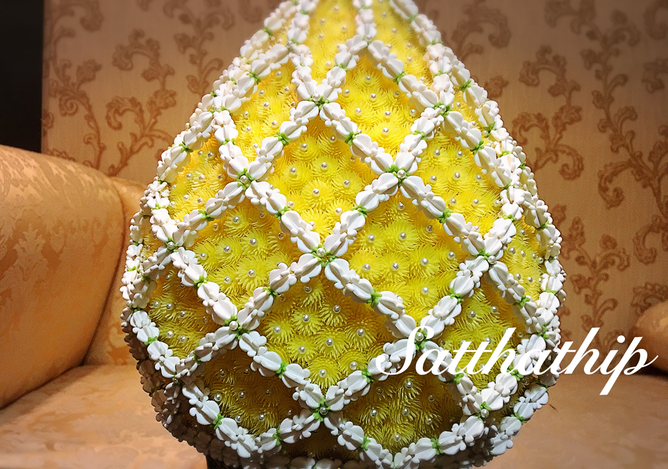 พานพุ่มดอกบานไม่รู้โรย คลุมตาข่ายดอกรักประดิษฐ์ - Phan bush