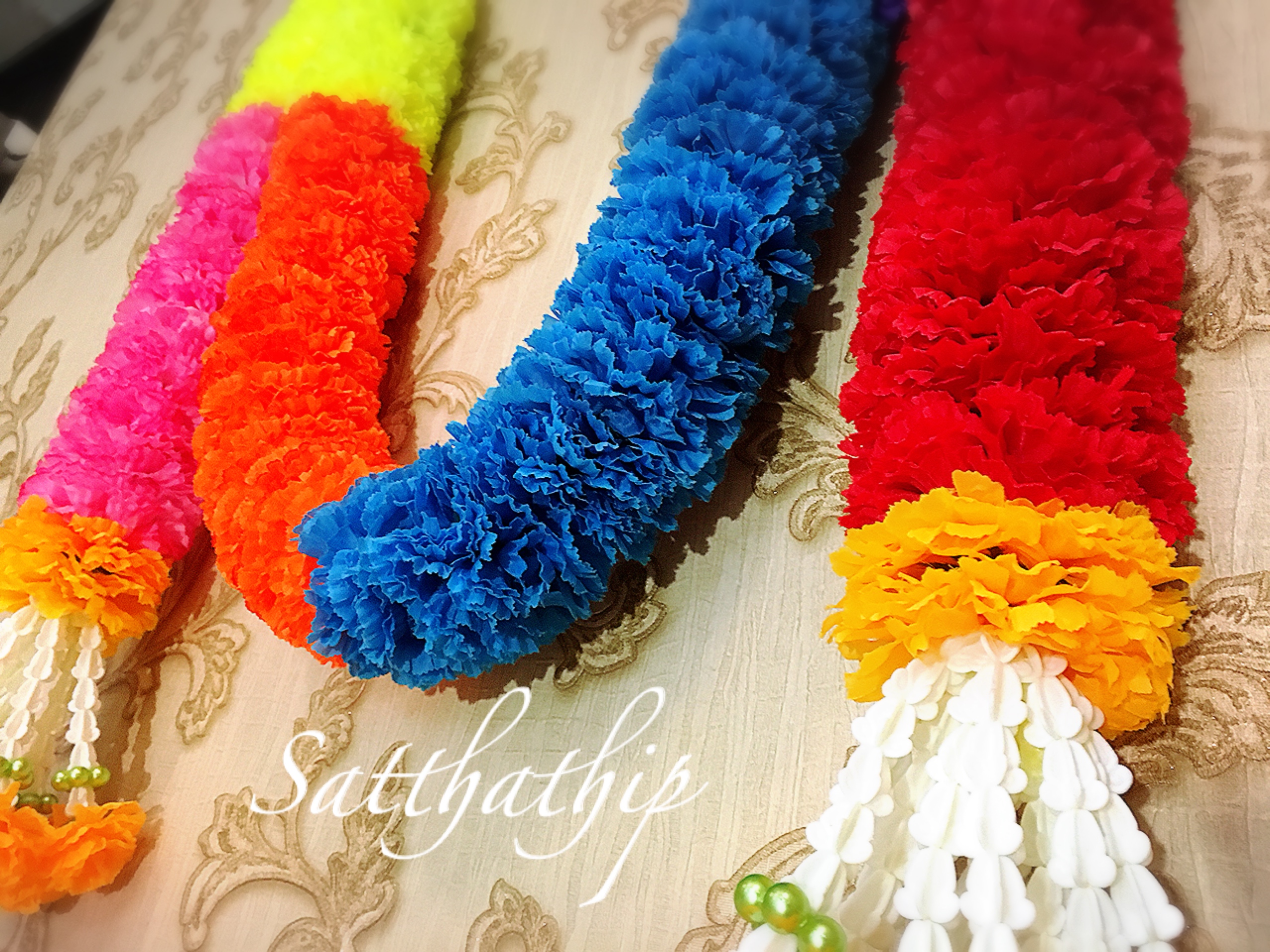 พวงมาลัยเจ็ดสีเจ็ดศอก/พวงมาลัยผ้าสองชาย [แบบตัดก้านดอก ร้อยแน่น 450 บาท/เมตร]