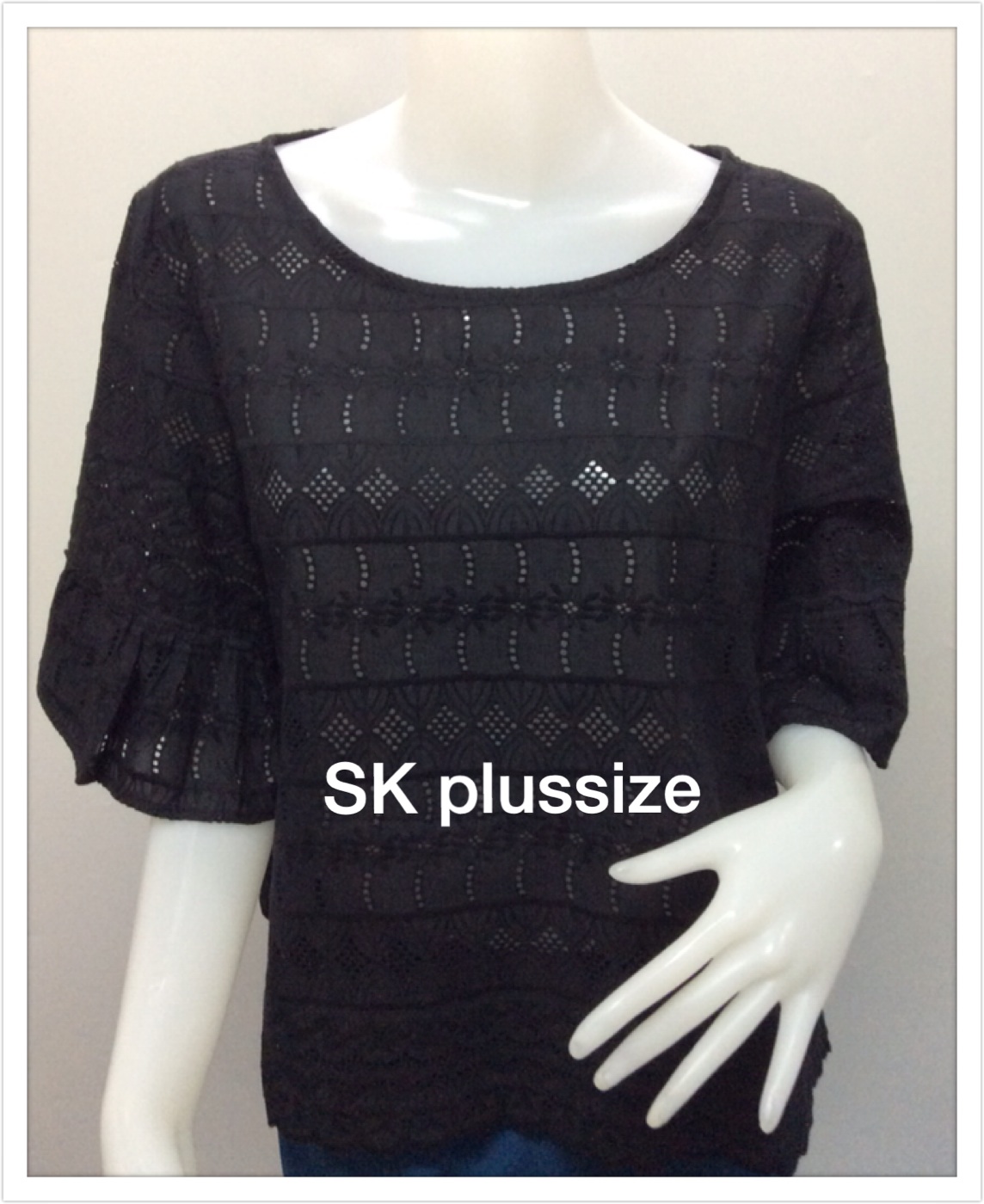 เสื้อคอตตอนฉลุ สีดำ คอปาด แขนต่อระบาย รอบอก 46 นิ้ว