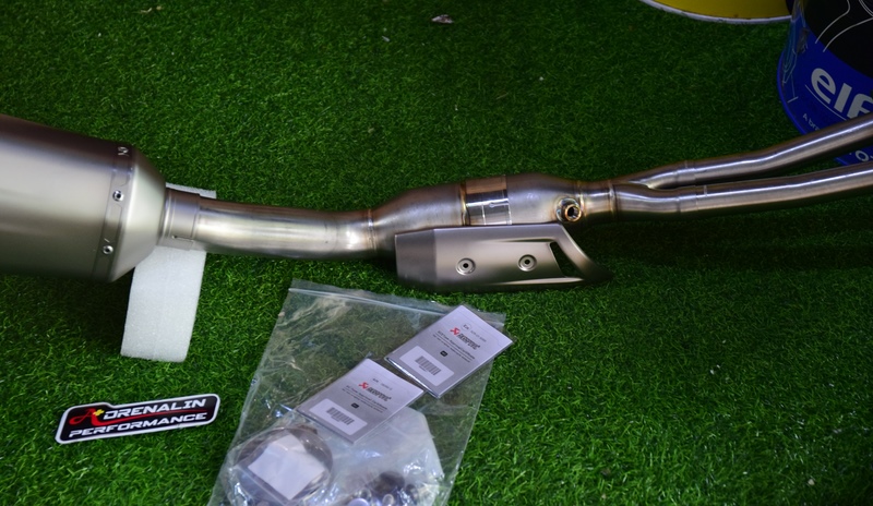 ท่อ Akrapovic full ไทเทเนียม สำหรับ Tmax 530 560 2017+ ปลายสองรู (For Exhibition only)
