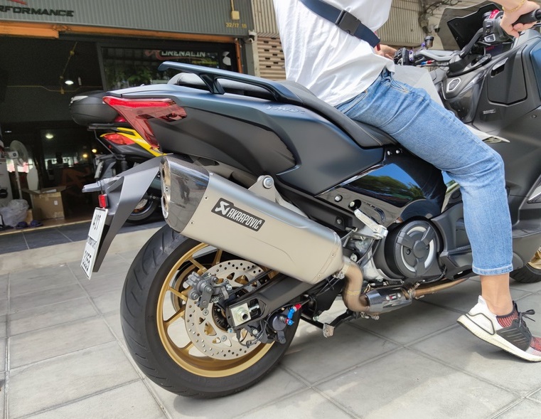 ท่อ Akrapovic full ไทเทเนียม ปลายทรงดาบ สำหรับ Tmax 560 2021+ (For Exhibition only)