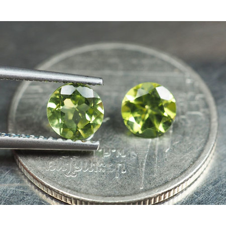 พลอยเพอริดอท (Peridot) 1.05 กะรัต 2 ชิ้น 5 มิล