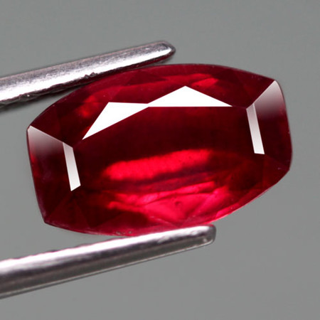 พลอยทับทิม (Ruby) 1.85 กะรัตสีแดงเข้ม