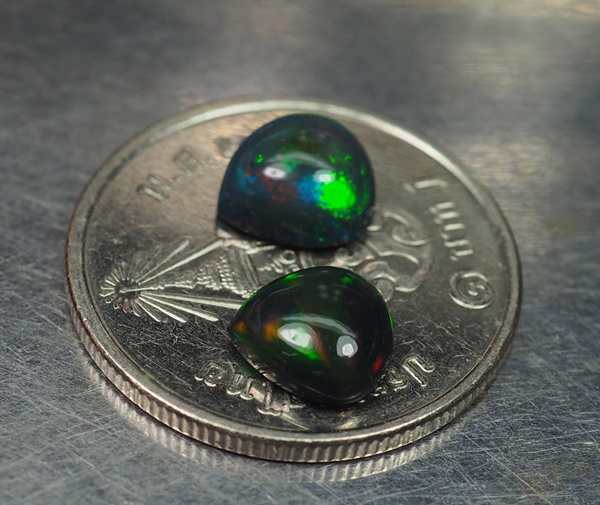 แบล็คโอปอล (Black Opal) 1.60 กะรัต 2 ชิ้น
