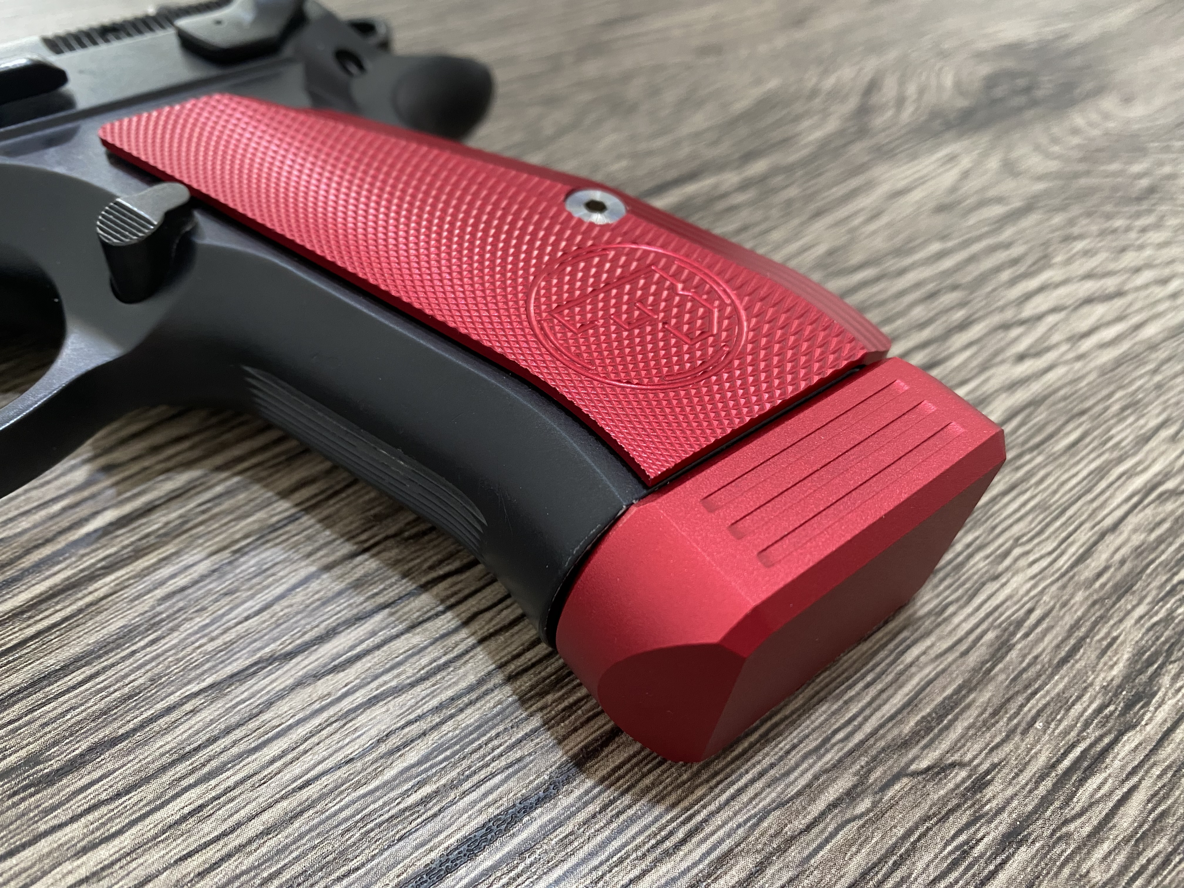 ส้นแม็ก+2นัด CZ75D Compact/P-01 **ท้ายด้ามมีหูร้อยเชือก**