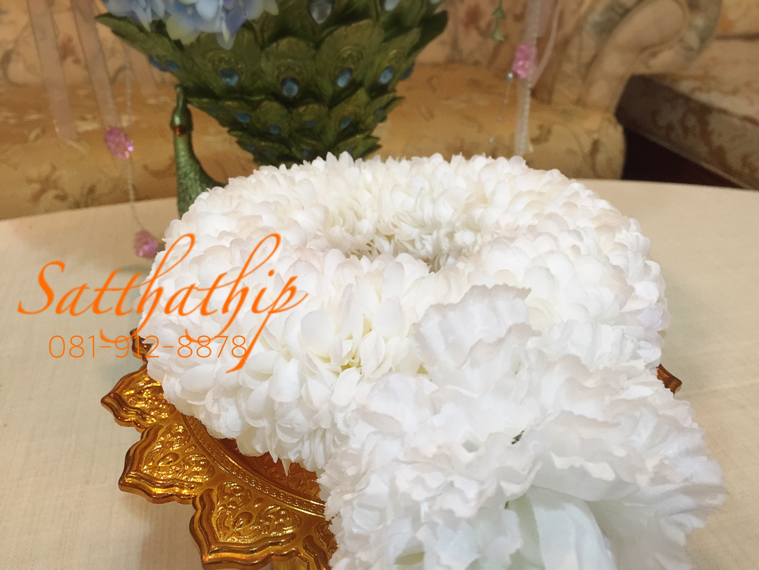 พวงมาลัยผ้า ดอกมัม สีขาว บนพานทอง - พวงมาลัยผ้า - Fabric garland