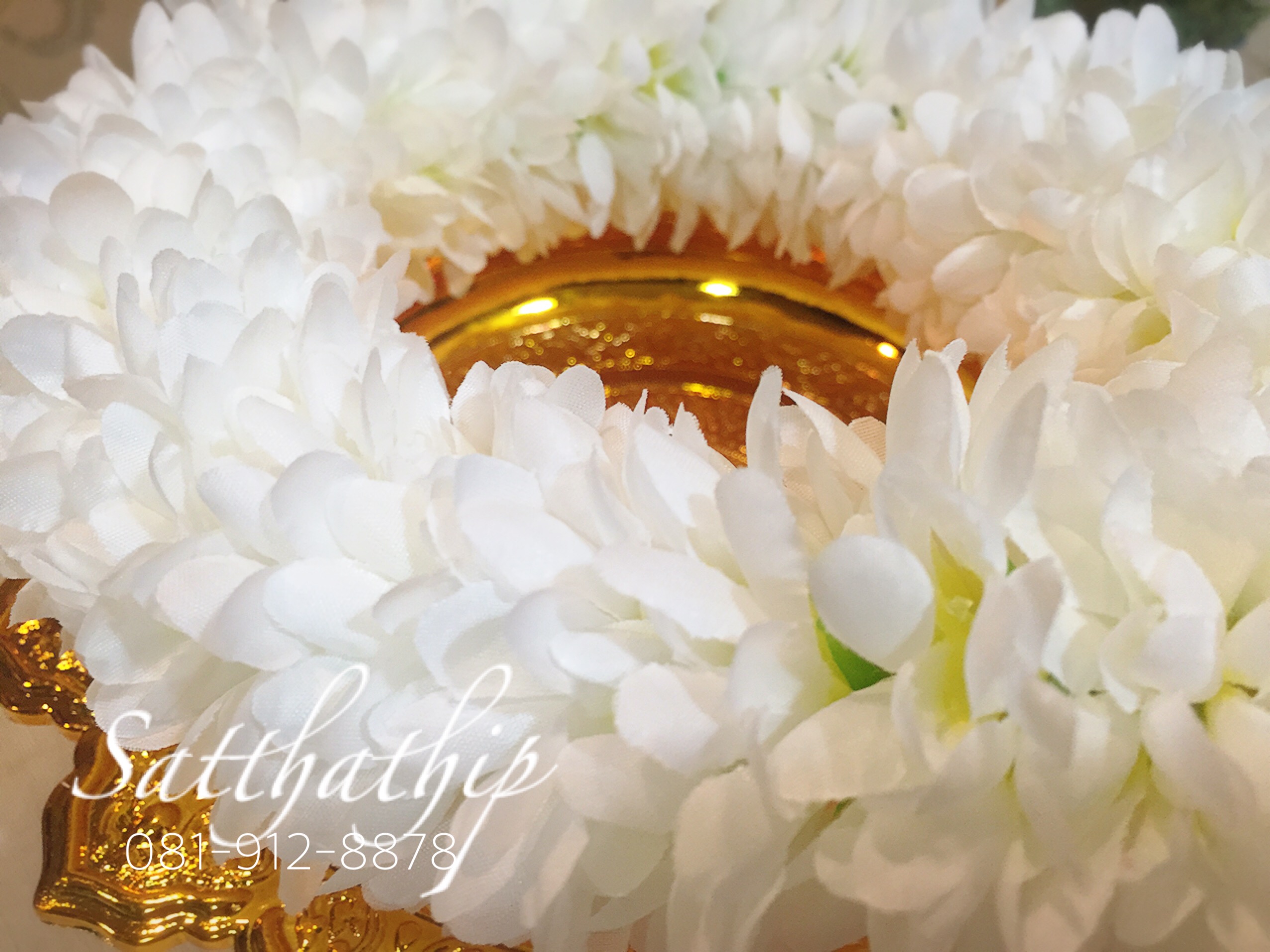 พวงมาลัยผ้า ดอกมัม (ร้อยด้วยกลีบ) สีขาว (เพิ่มลักษณะพิเศษด้วยชายดอกไม้มุกพลาสติก) - พวงมาลัยผ้า - Fabric garland