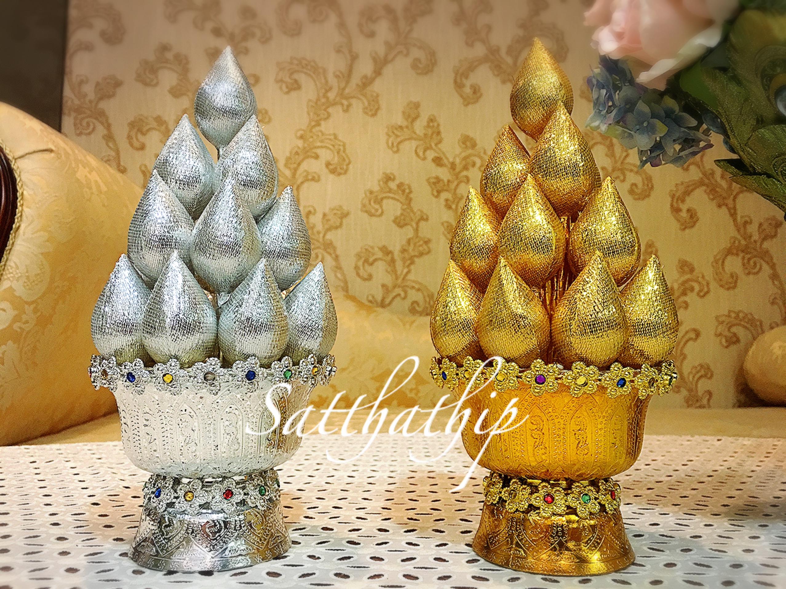 พานพุ่มดอกบัวเงินทอง