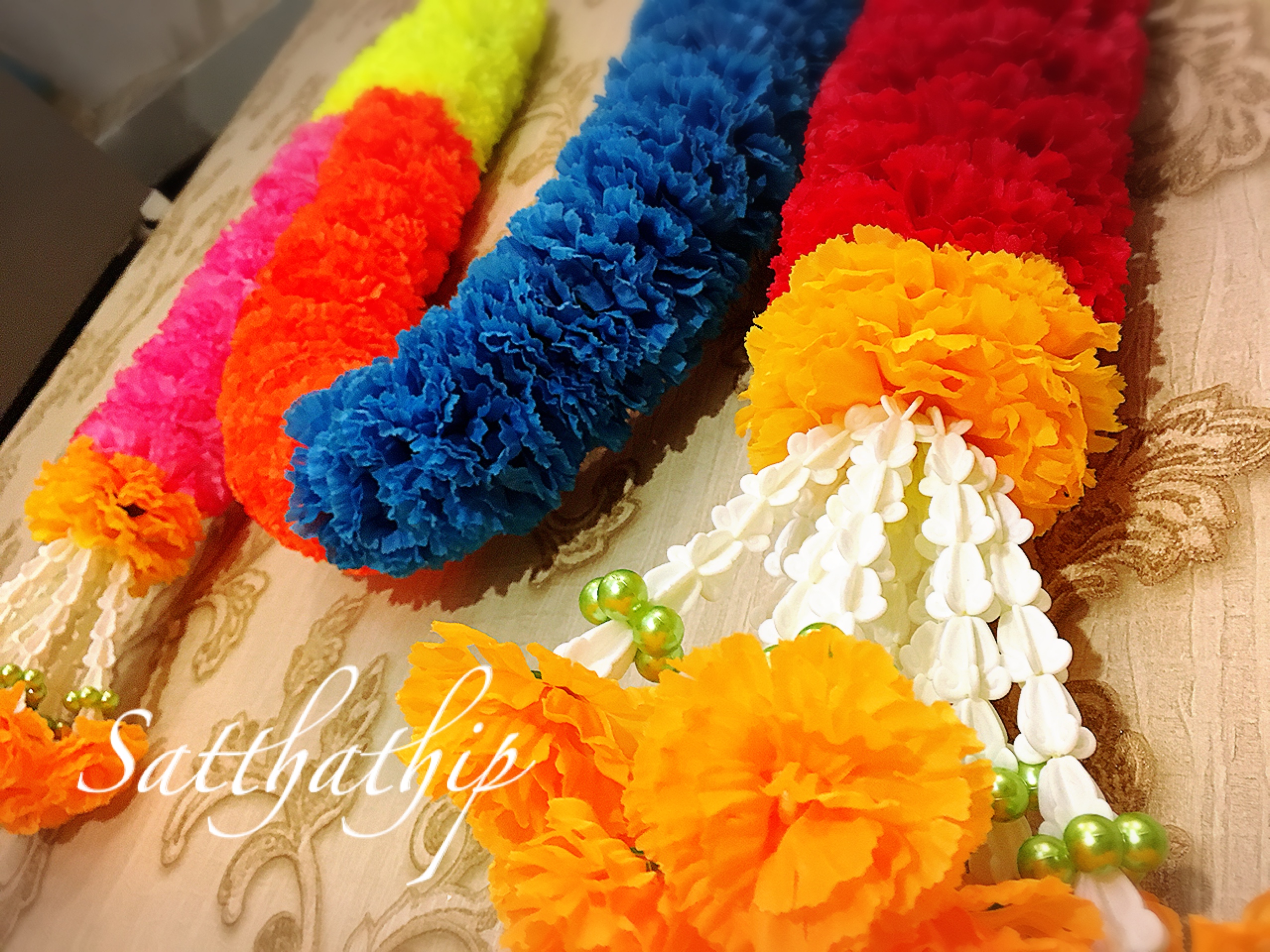 พวงมาลัยเจ็ดสีเจ็ดศอก/พวงมาลัยผ้าสองชาย [แบบตัดก้านดอก ร้อยแน่น 450 บาท/เมตร]