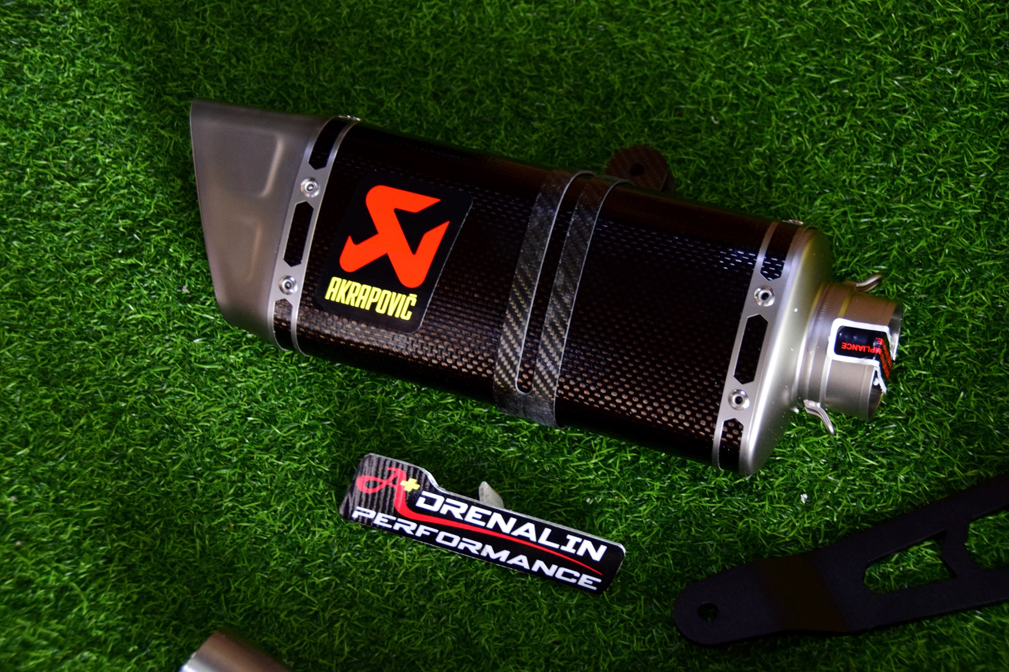 ท่อ Akrapovic full carbon GP สำหรับ MT09 2024+ (For Exhibition only)