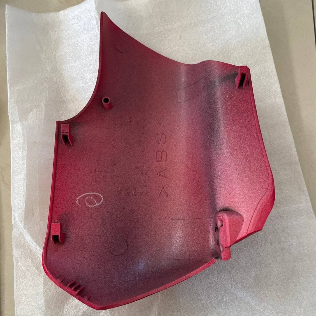 ฝาครอบโช๊คด้านซ้ายสีแดง สำหรับรุ่น SPARK 110 อะไหล่แท้ YAMAHA 5TN-F3122-00-P2