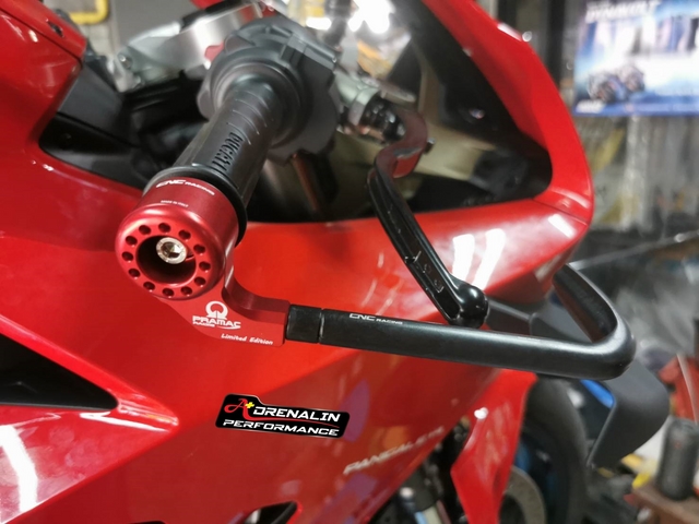 การ์ดแฮนด์ CNC Racing ทรง GP สำหรับ street fighter V4