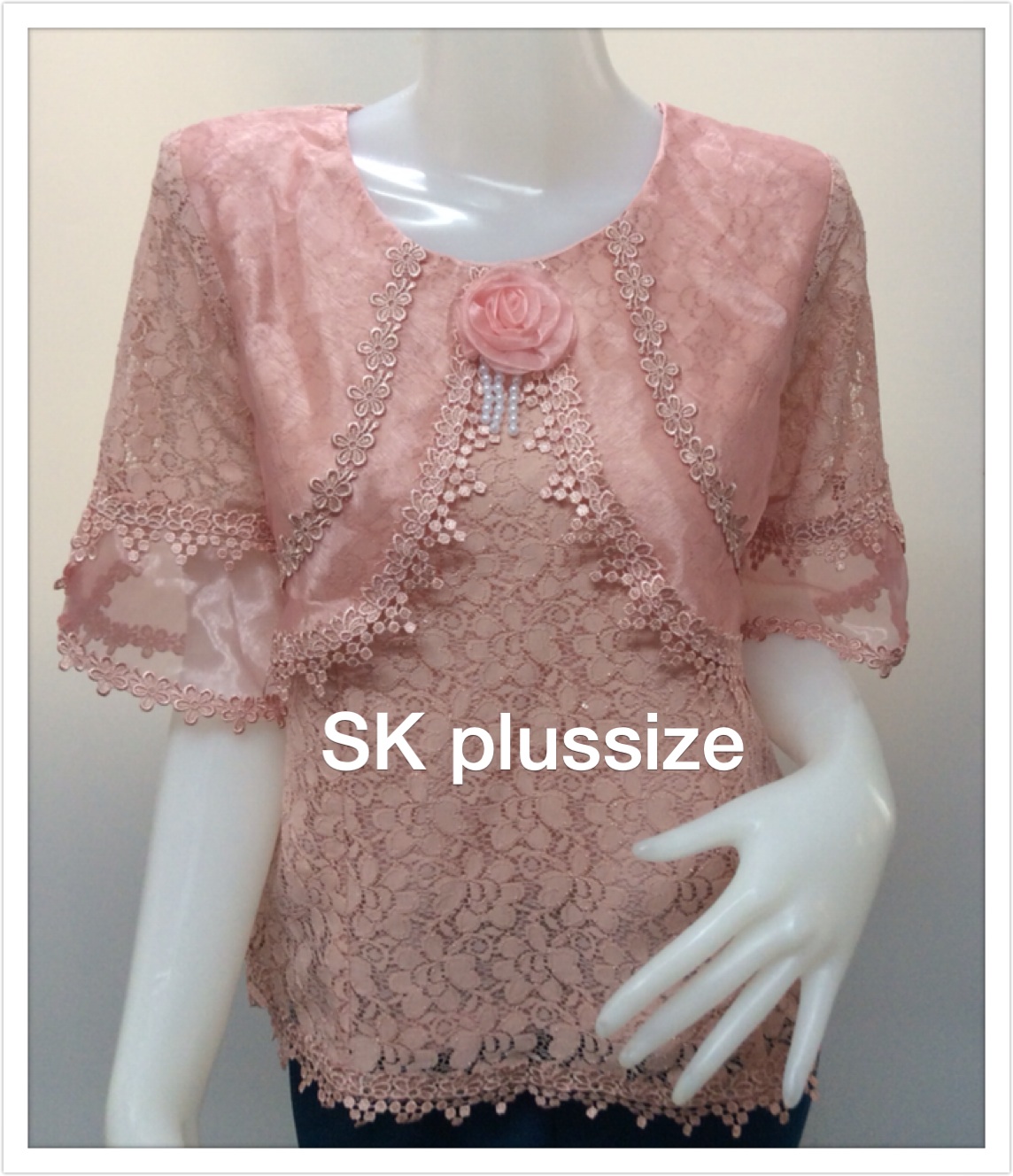 เสื้อลูกไม้ สีกลีบบัว แต่งผ้าแก้วคล้ายเสื้อคลุม รอบอก 36 นิ้ว