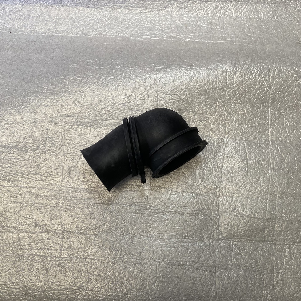 17253-KFM-900 ท่อยางหม้อกรองอากาศ WAVE100'2004 อะไหล่แท้ HONDA