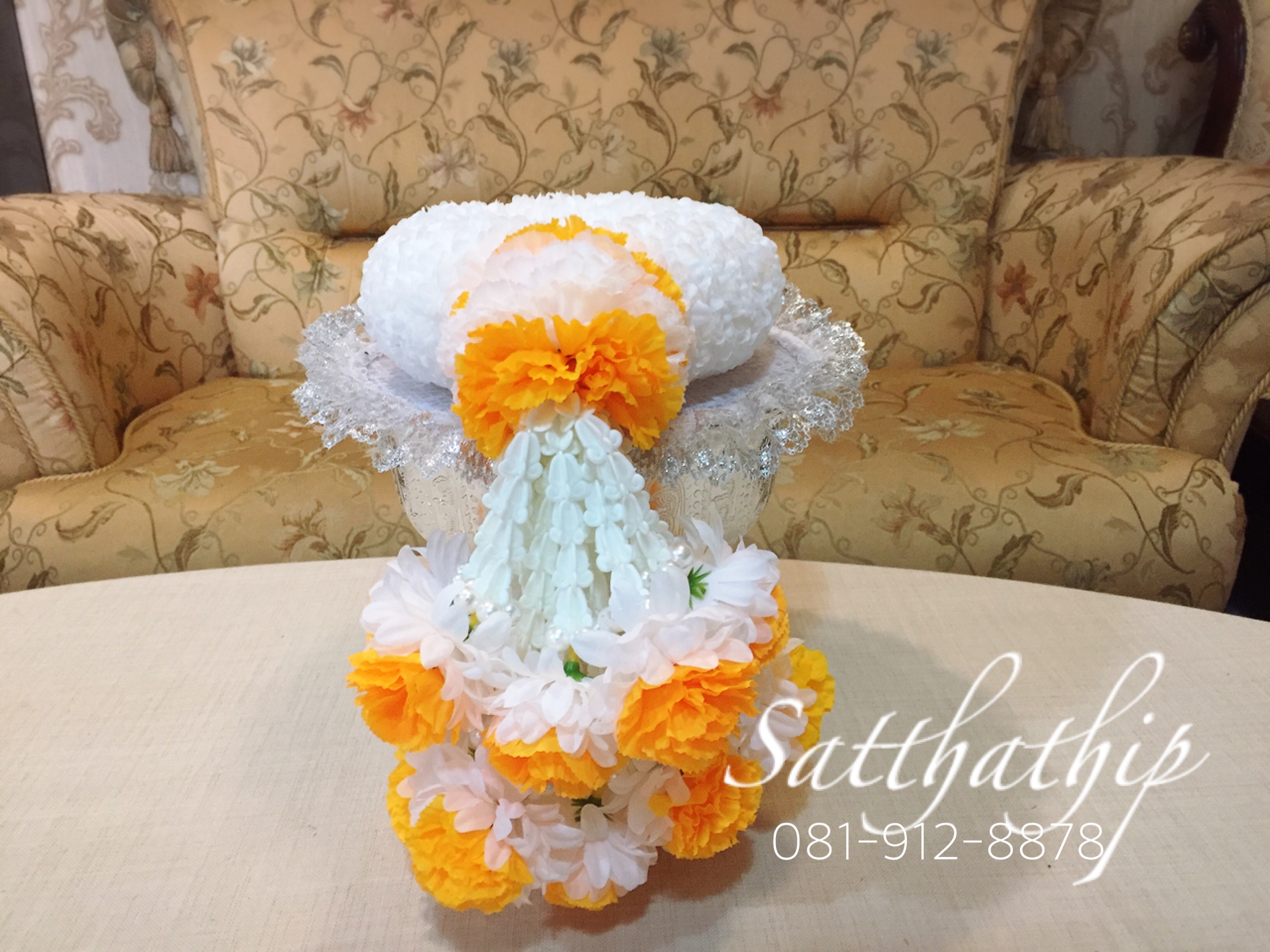 พวงมาลัยดอกมัมผ้า (ร้อยด้วยกลีบ) สีขาวผสมดอกดาวเรืองผ้าสีเหลืองส้ม - Fabric garland