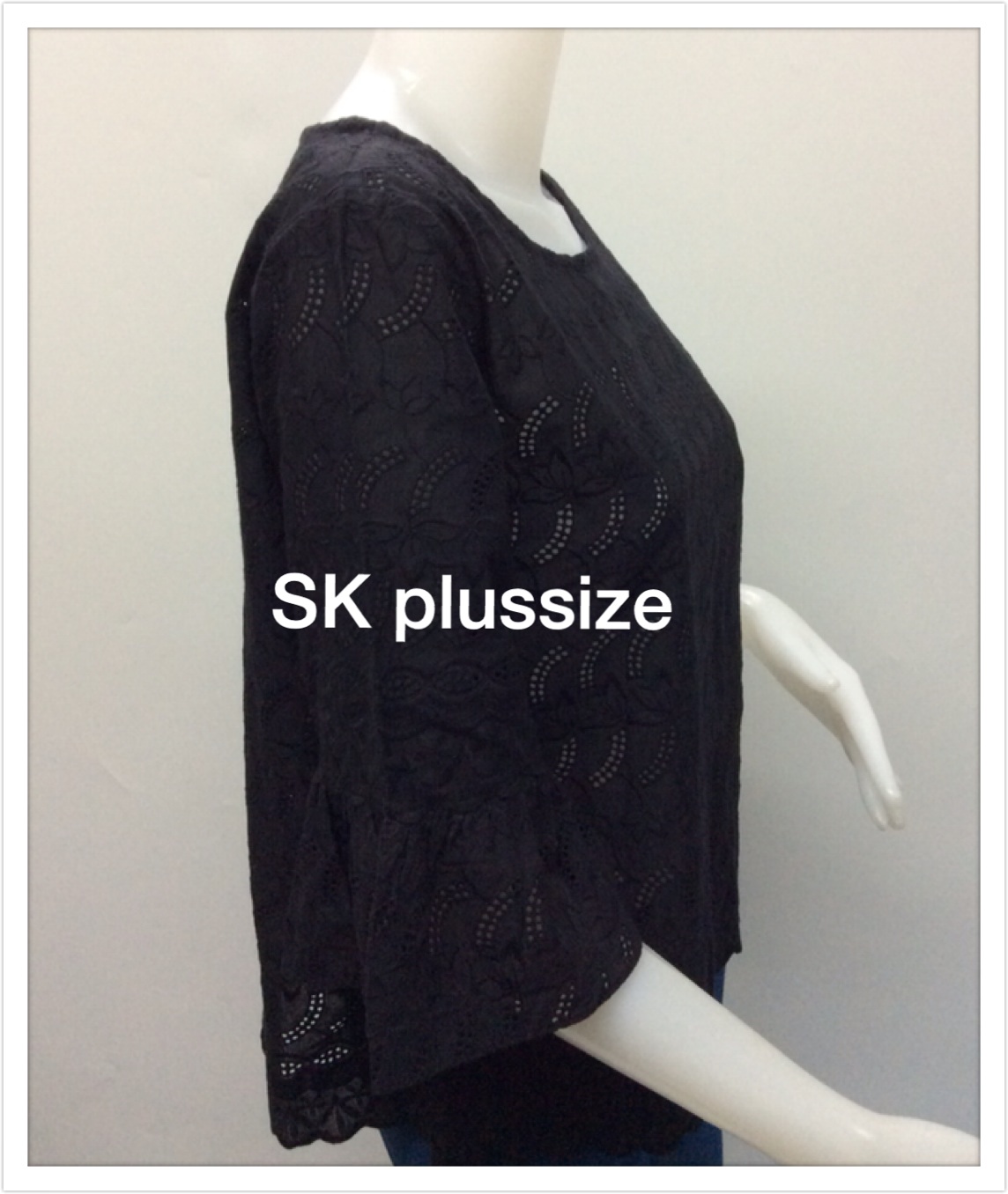 เสื้อคอตตอนฉลุ สีดำ คอปาด แขนต่อระบาย รอบอก 44 นิ้ว