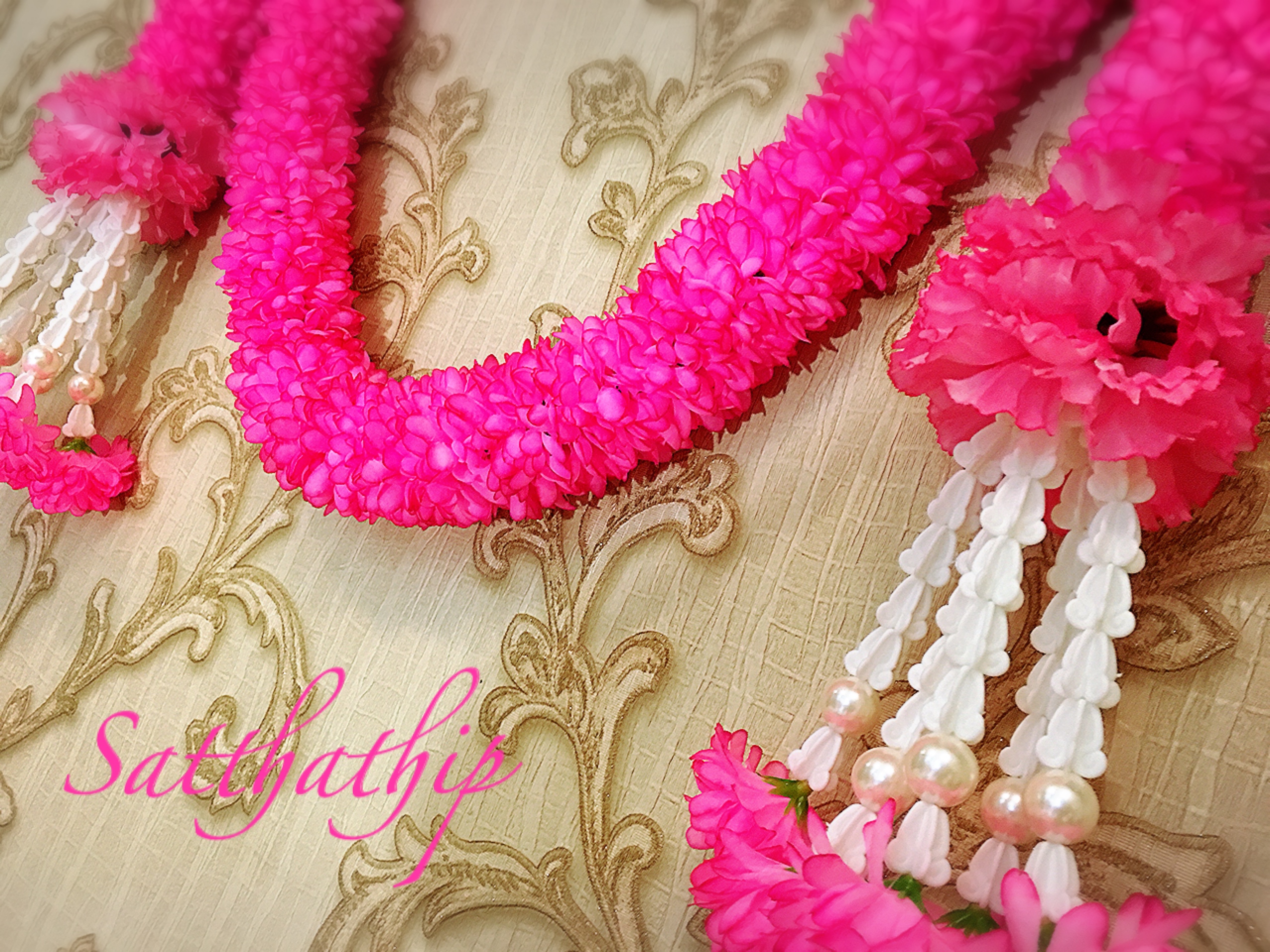 พวงมาลัยผ้าสองชาย [แบบตัดก้านดอก ร้อยแน่น 450 บาท/เมตร]