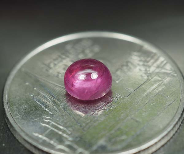 ทับทิมสีแดงชมพูสวย 0.85 กะรัตหลังเบี้ย