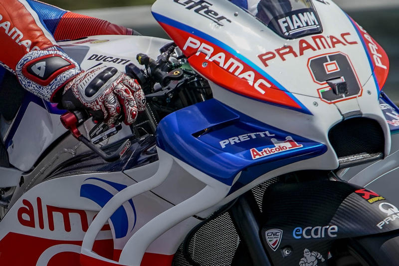 การ์ดแฮนด์ CNC Racing ทรง GP สำหรับ V4