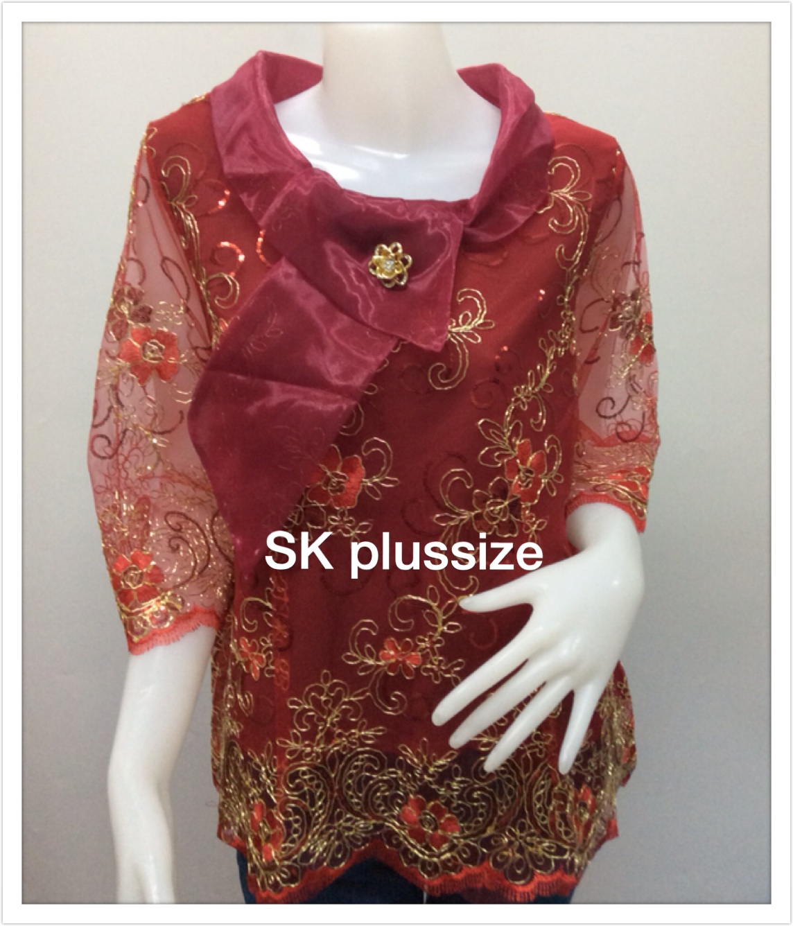 เสื้อลูกไม้บุหงาผ้าเลื่อม สีแดง ปกผ้าแก้วพร้อมเข็มกลัด รอบอก 48 นิ้ว