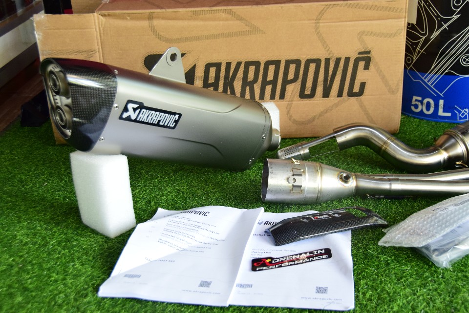 ท่อ Akrapovic full ไทเทเนียม ปลายทรงดาบ สำหรับ Tmax 560 2021+ (For Exhibition only)