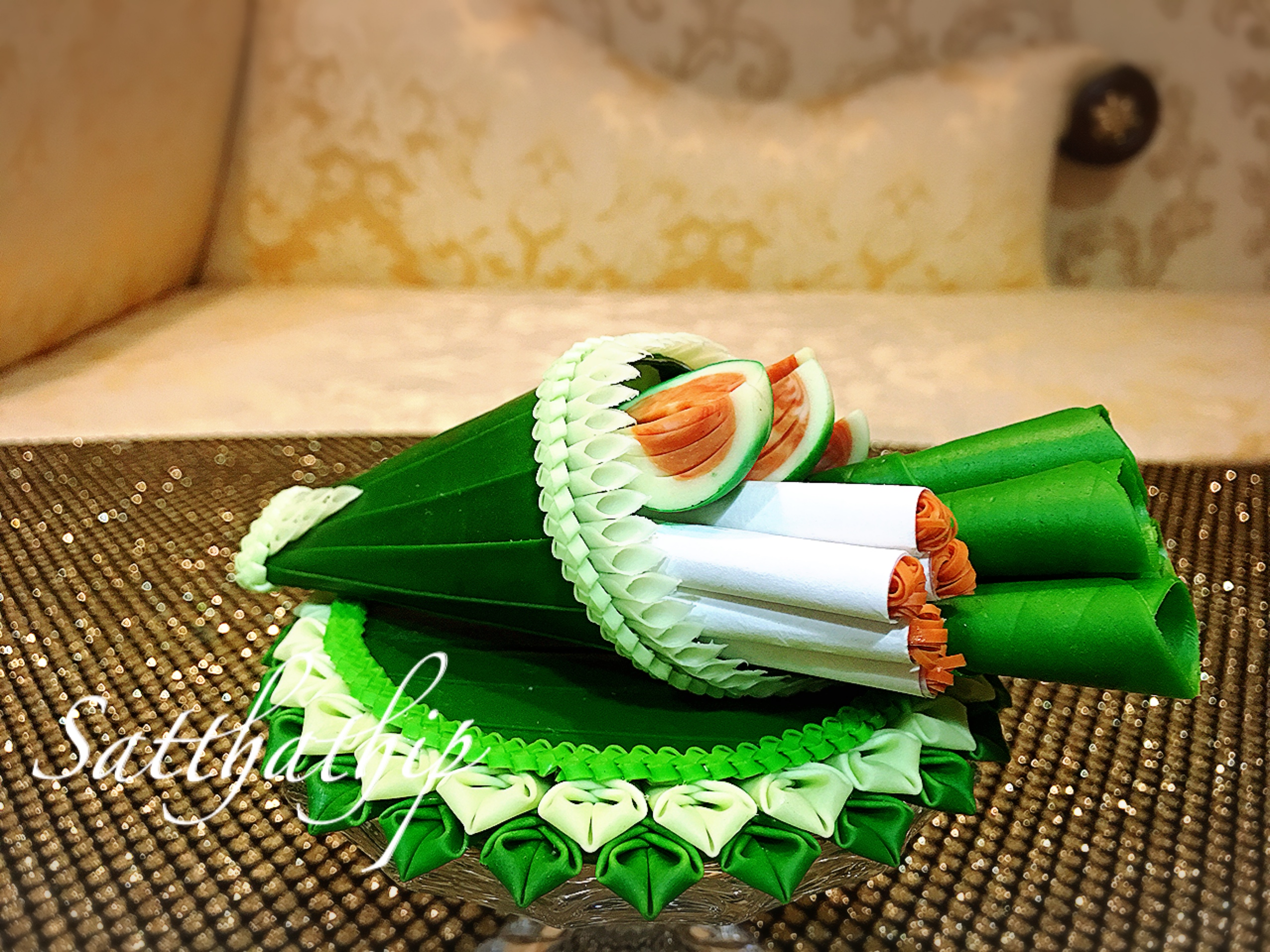 ชุดกรวยเชี่ยนหมากพลู พร้อมถาดใบตอง ประดิษฐ์จากดิน บนพานแก้ว - Betel