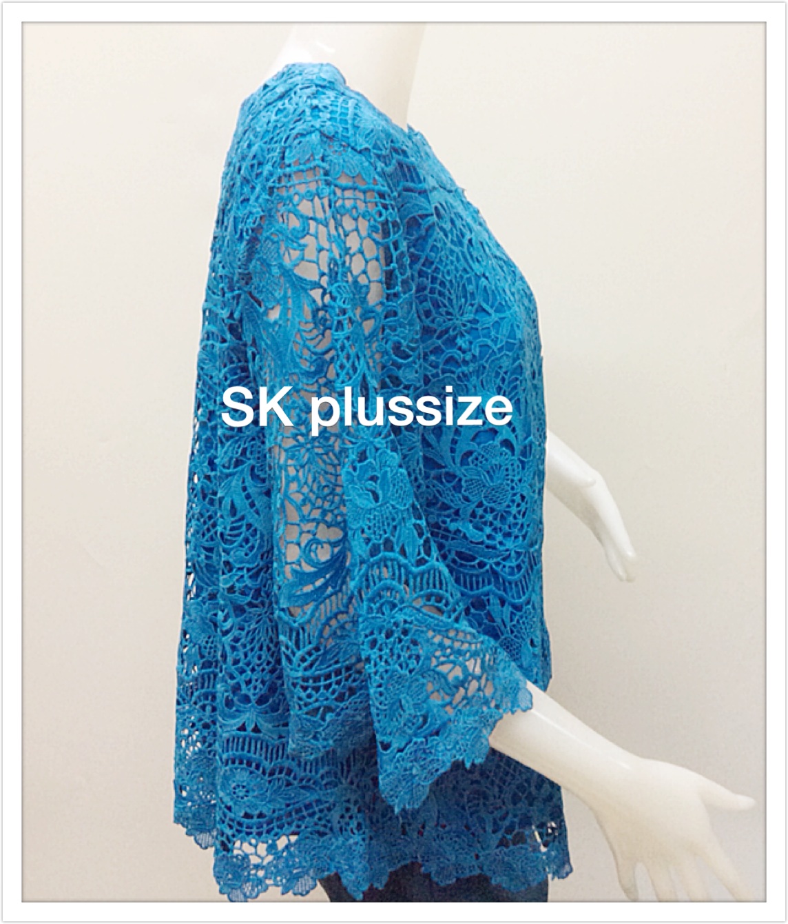 เสื้อลูกไม้ทรงเอ สีฟ้าเข้ม คอปาด แขนบาน 3 ส่วน รอบอก 50 นิ้ว