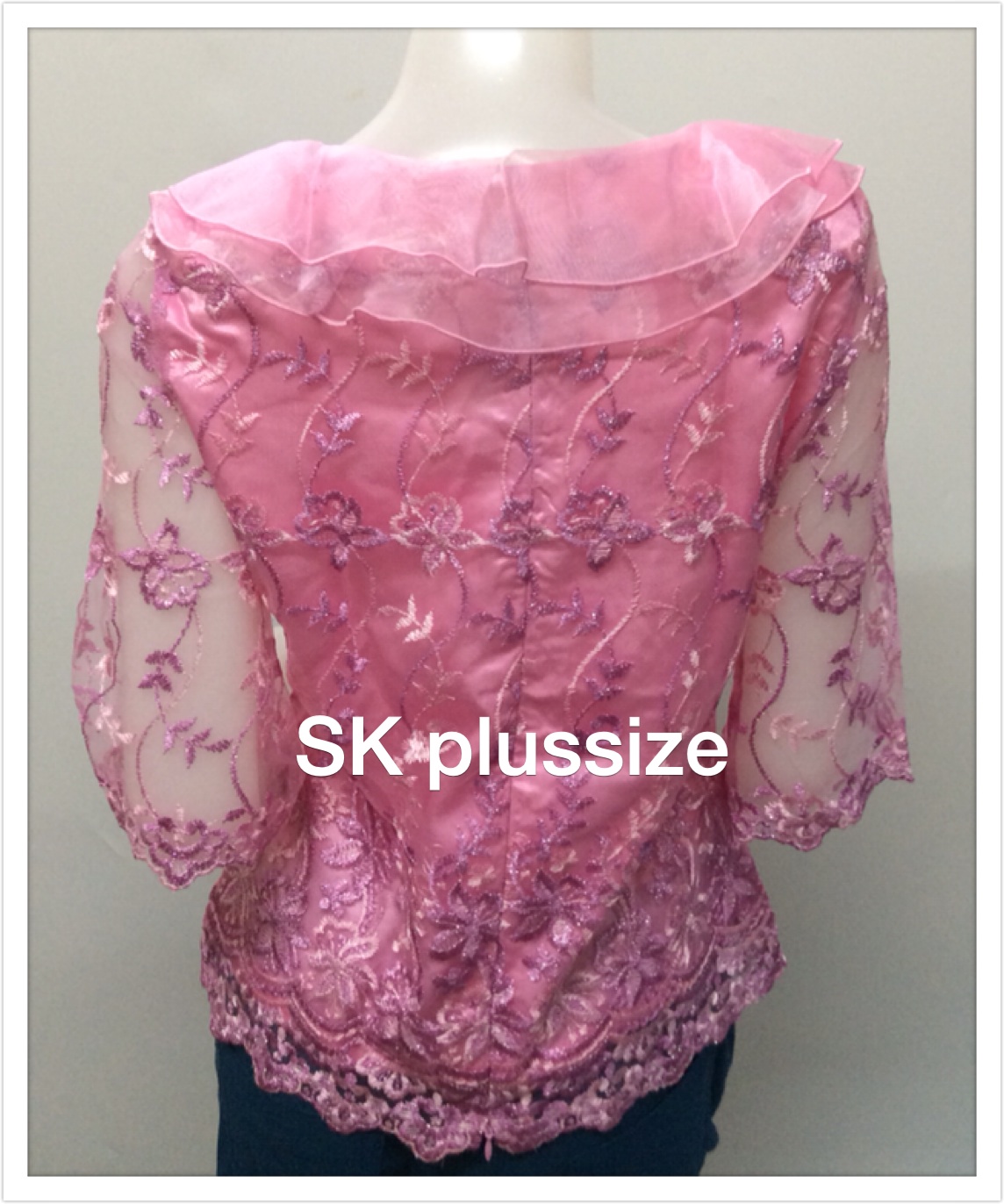 เสื้อลูกไม้บุหงา ปกผ้าแก้วซ้อน สีชมพู รอบอก 36 นิ้ว