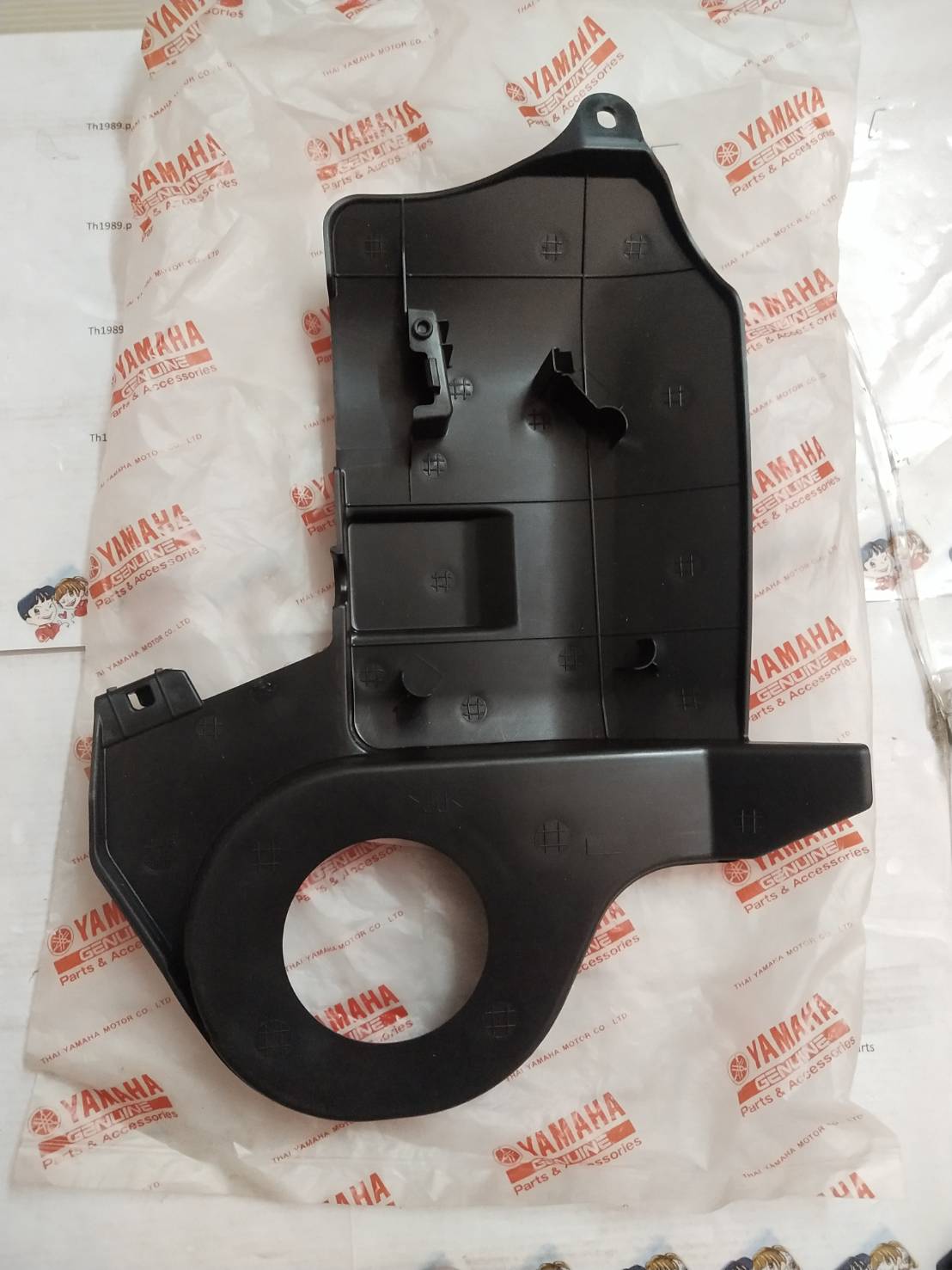 ฝาครอบถังน้ำมัน FINN 2018-2021 อะไหล่แท้ YAMAHA B6F-F41B1-00 รหัสทดแทน B6F-F41B1-01