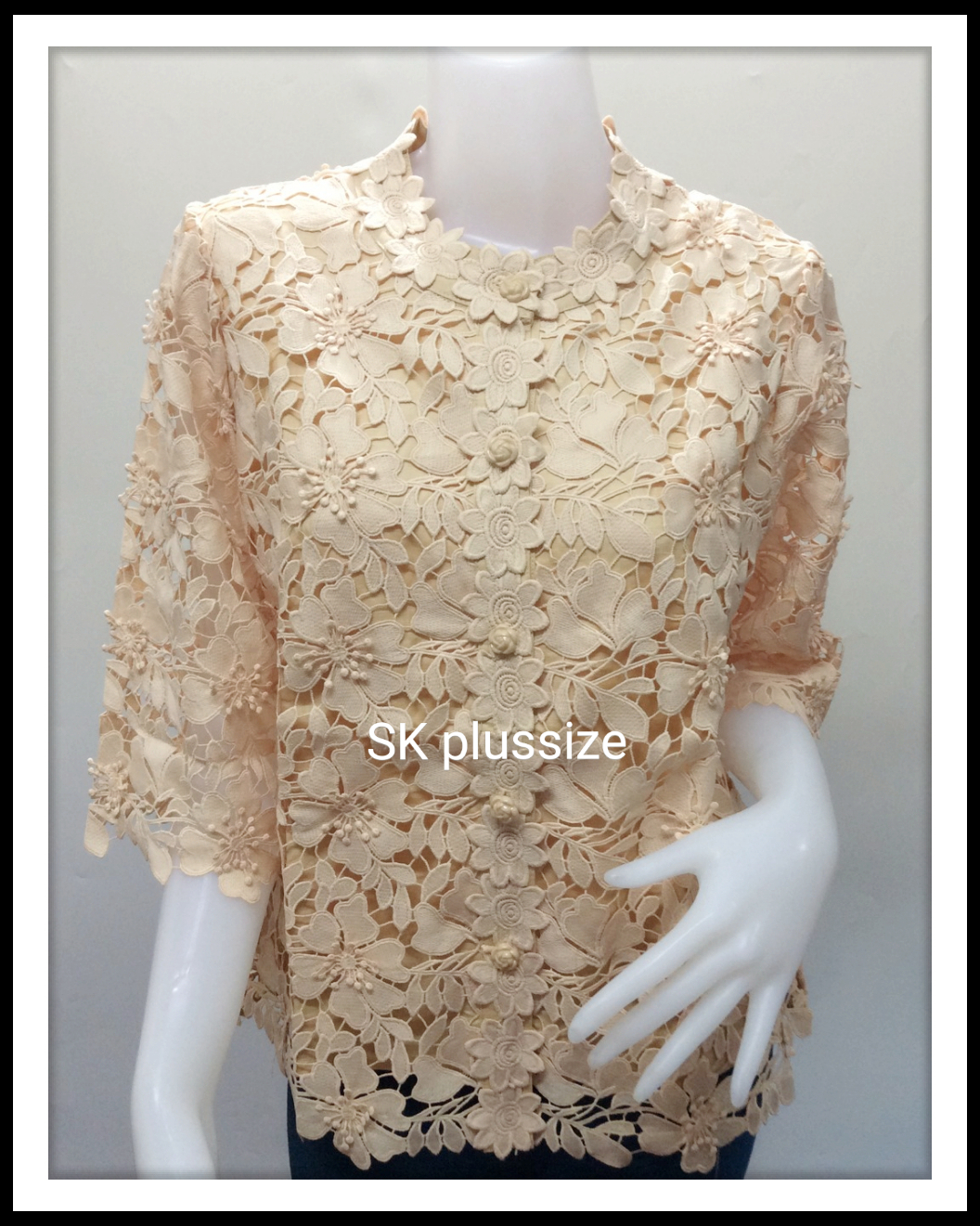 เสื้อลูกไม้คอตั้ง สีเหลืองครีม รอบอก 40 นิ้ว