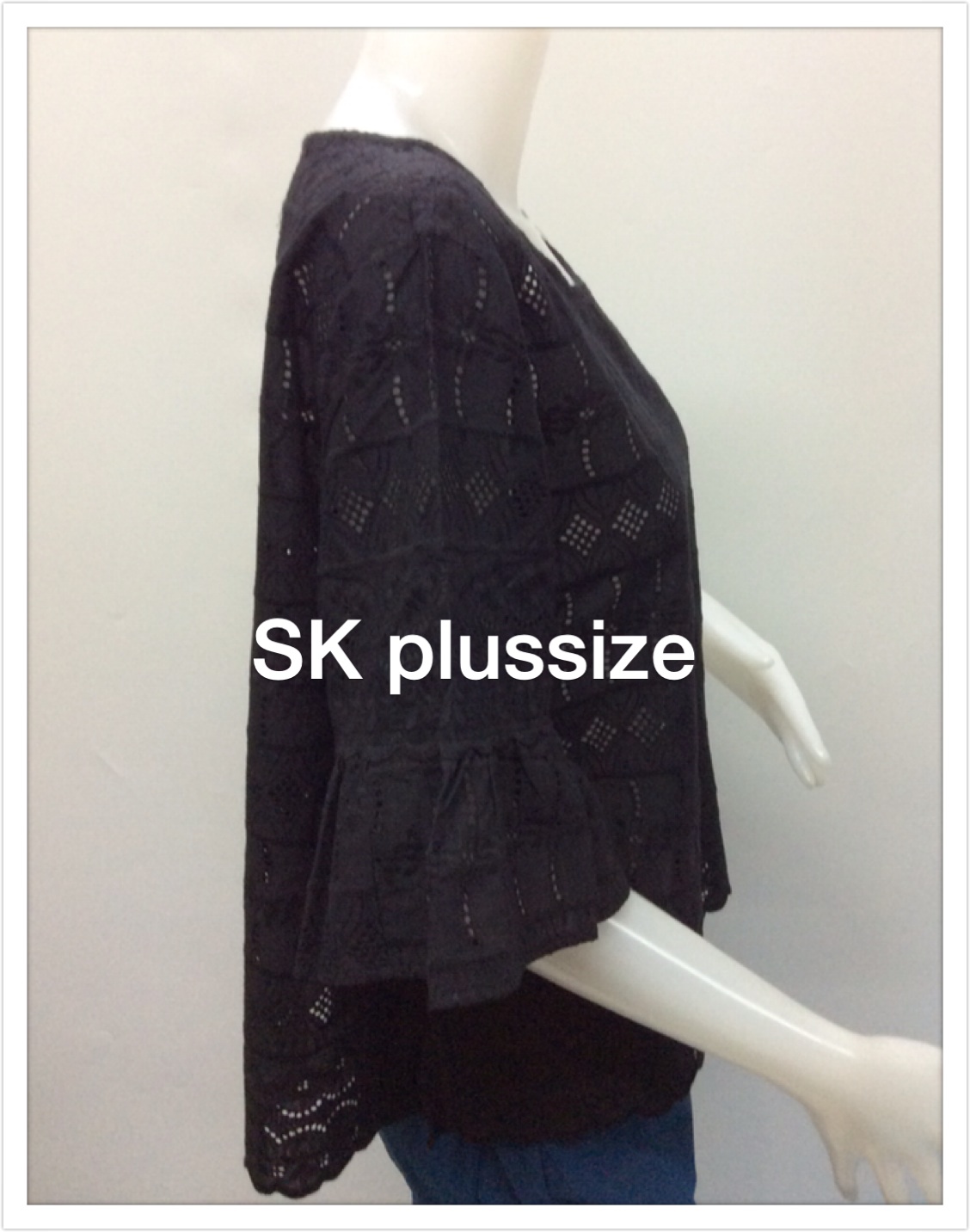 เสื้อคอตตอนฉลุ สีดำ คอปาด แขนต่อระบาย รอบอก 46 นิ้ว