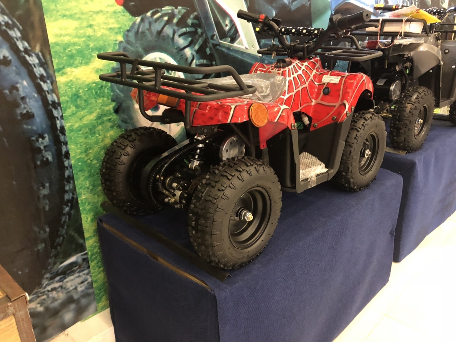 ATV ขับเคลื่อนด้วยระบบมอเตอร์ไฟฟ้า เหมาะสำหรับเด็ก 4 ขวบขึ้นไปเงียบและปรอทภัยแบตชาร์ทกับไฟบ้านได้ สินค้าจากโรงงานมาตราฐานอะไหล่มีเปลี่ยนทุกชิ้น