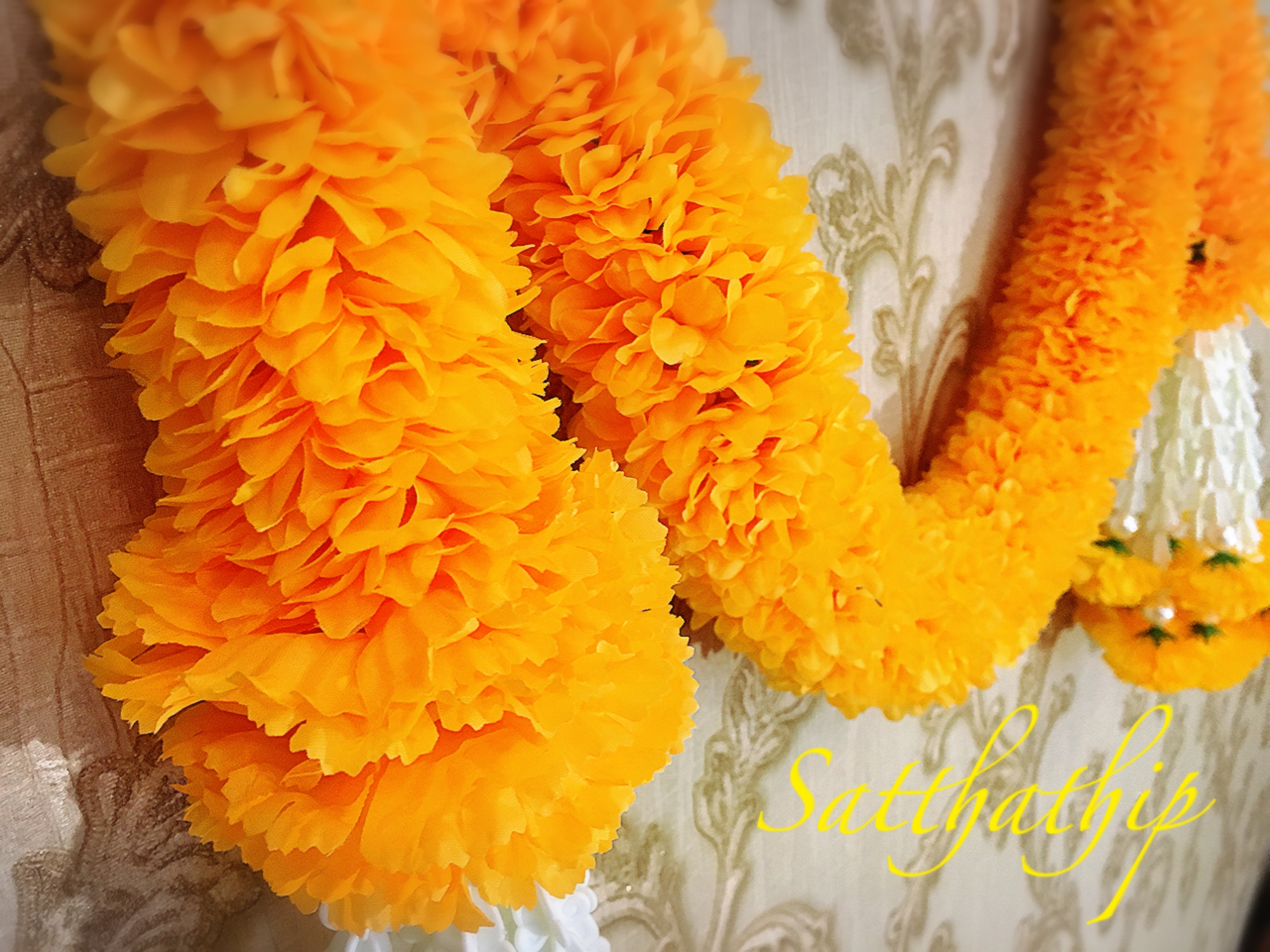 พวงมาลัยผ้าสองชาย [แบบตัดก้านดอก ร้อยแน่น 450 บาท/เมตร]