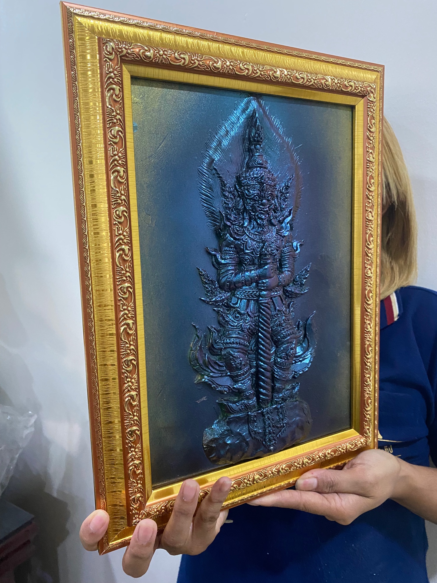 กรอบท้าวเวสสุวรรณ กว้าง11นิ้ว สูง15นิ้ว สำหรับตั้งโต๊ะเเละเเขวนผนัง สีฟ้าคราม