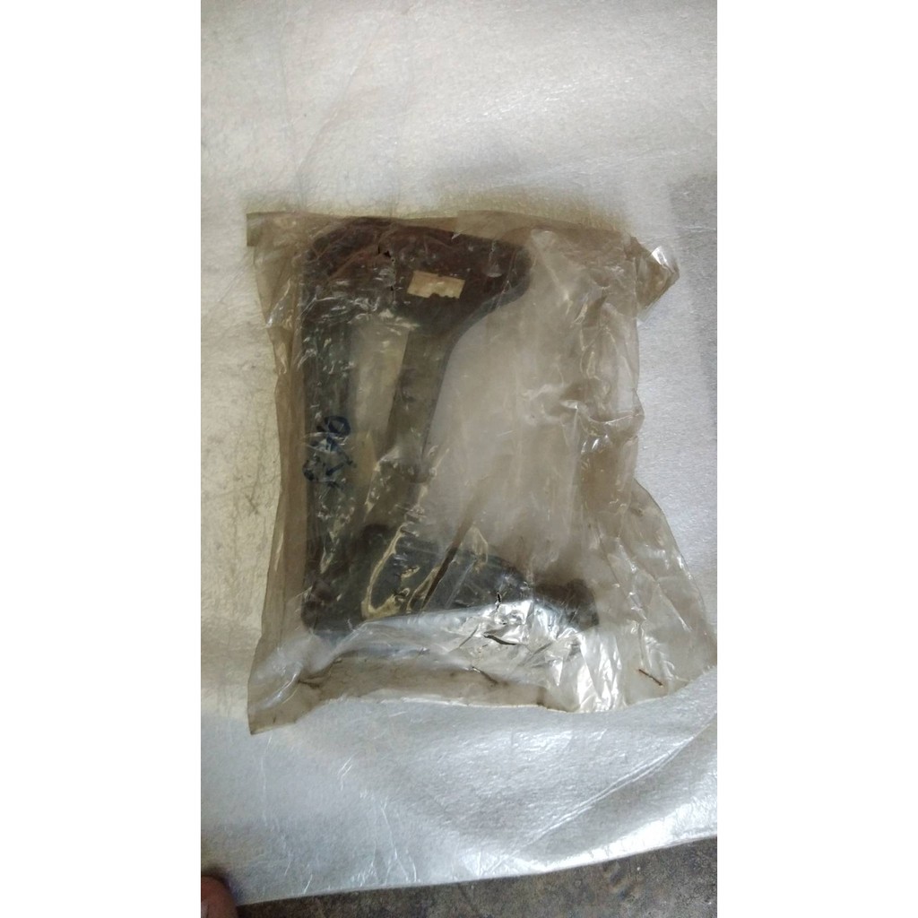 พักเท้าหลังขวา สำหรับรุ่น TIARA JZ อะไหล่แท้ YAMAHA 4TT-F7440-00