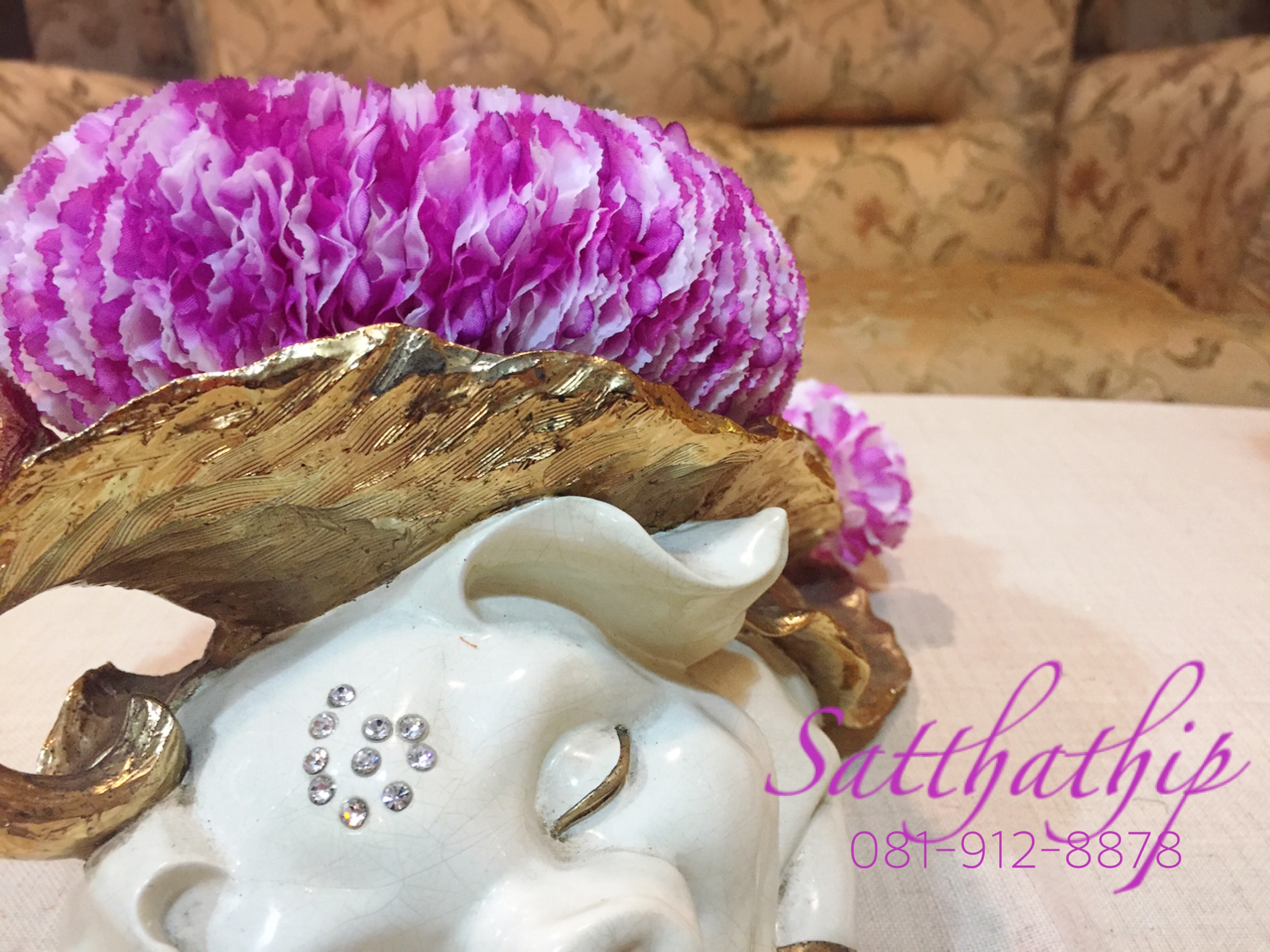 พวงมาลัยผ้า ดอกคาเนชั่น (ร้อยด้วยกลีบ) สีม่วงผสมขาว - พวงมาลัยผ้า - Fabric garland